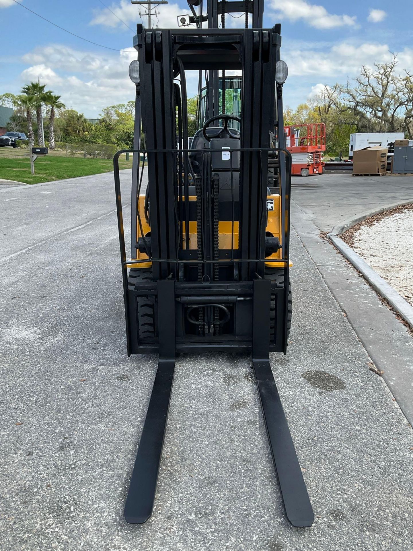 CATERPILLAR FORKLIFT MODEL GC20K, LP POWERED, APPROX MAX CAPACITY 4000LBS, APPROX MAX HEIGHT 160" - Image 8 of 12
