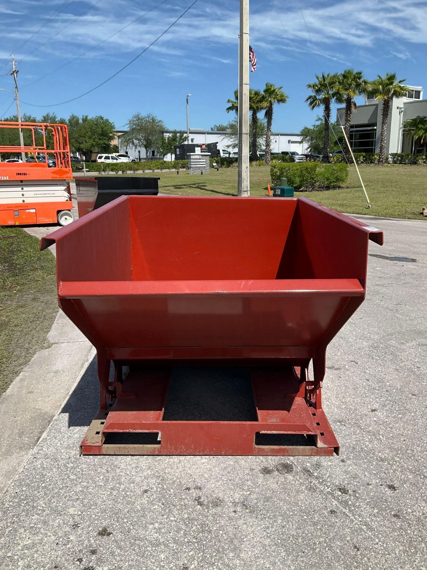 UNUSED 2CU YARD SELF DUMPING HOPPER WITH FORK POCKETS - Image 5 of 5