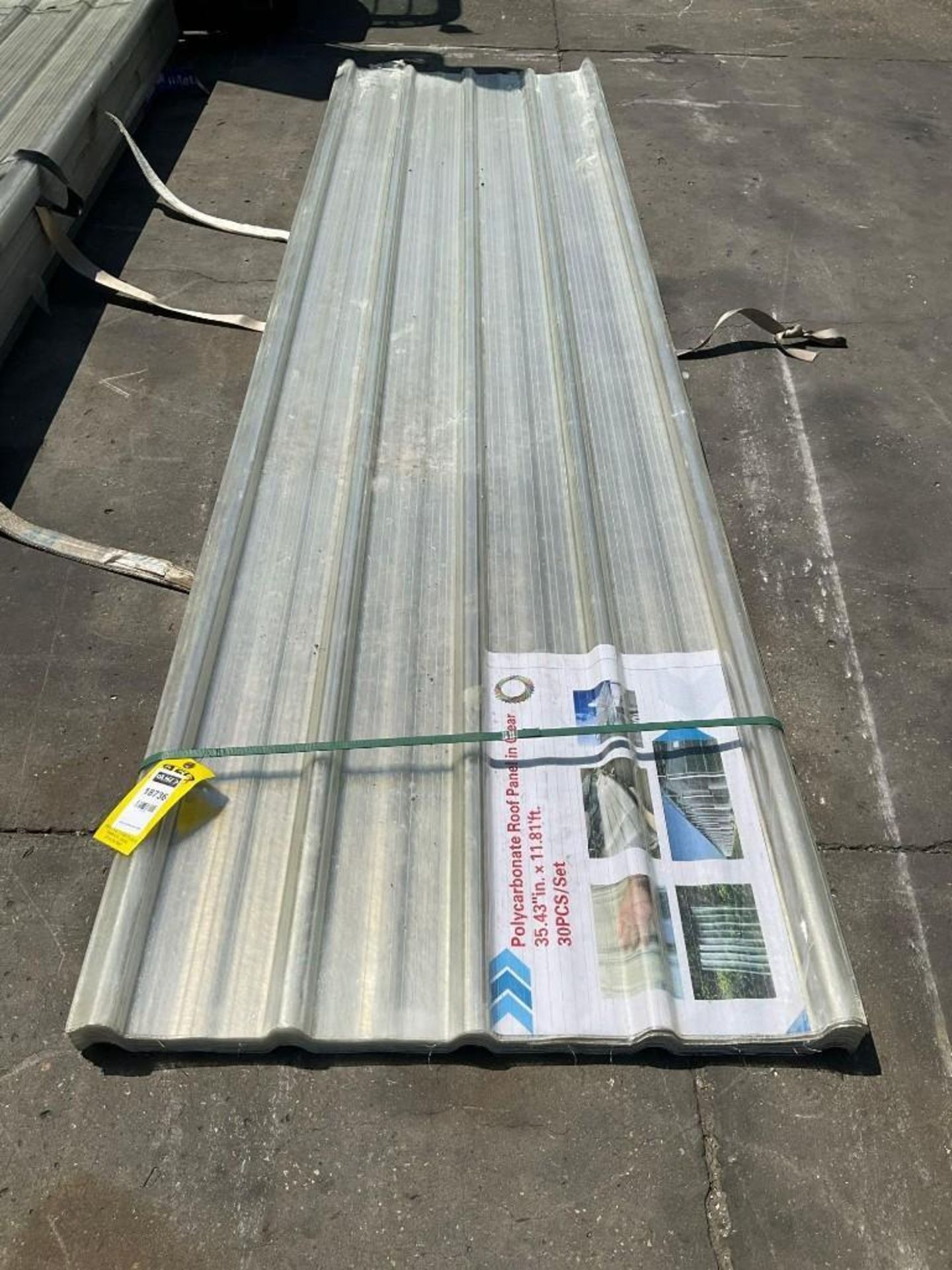 UNUSED POLYCARBONATE ROOF PANELS CLEAR WITH ( 1 ) METAL FORKLIFT PALLET, PANELS APPROX 35.43IN x