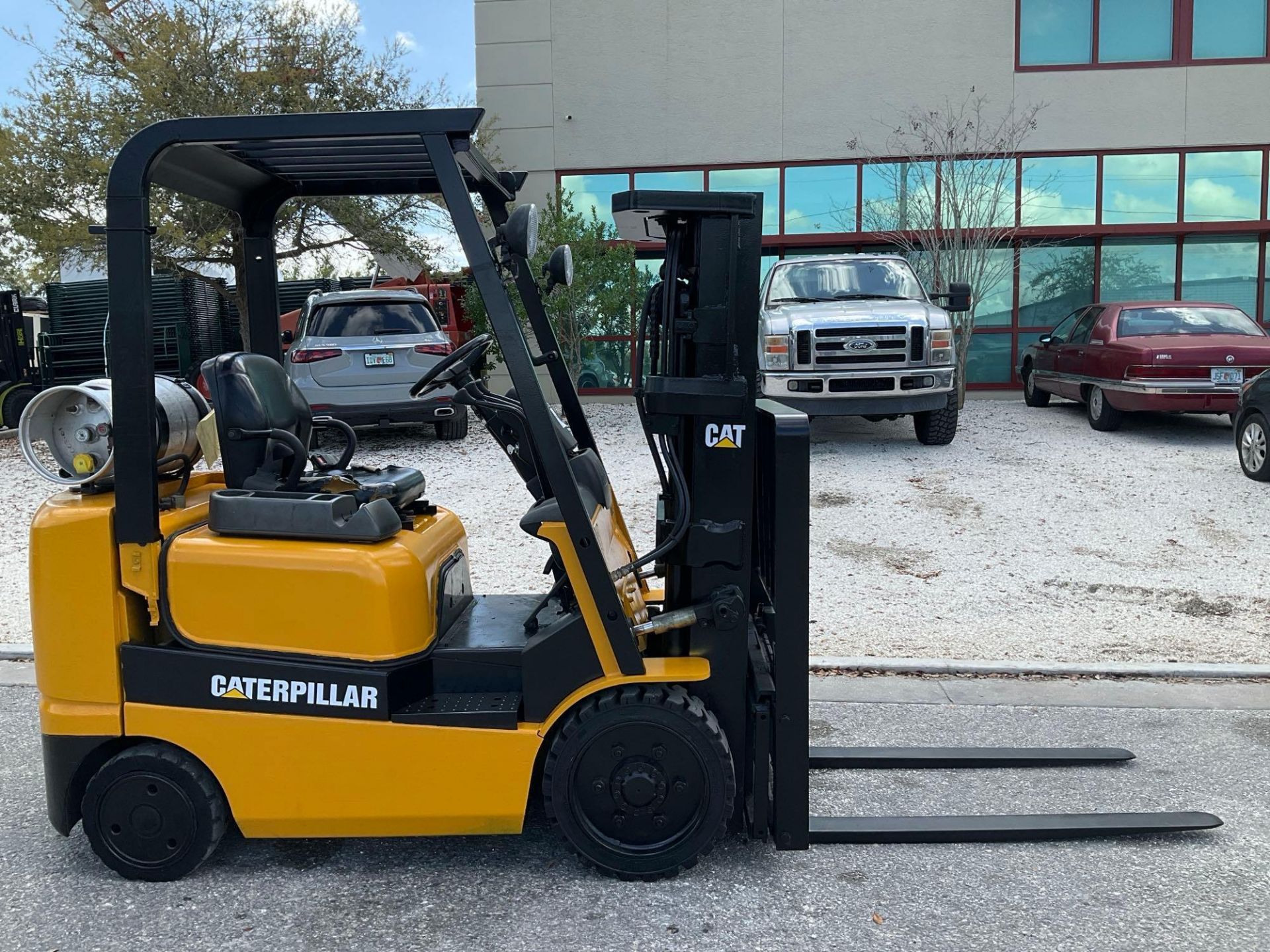 CATERPILLAR FORKLIFT MODEL GC20K, LP POWERED, APPROX MAX CAPACITY 4000LBS, APPROX MAX HEIGHT 160" - Image 2 of 12