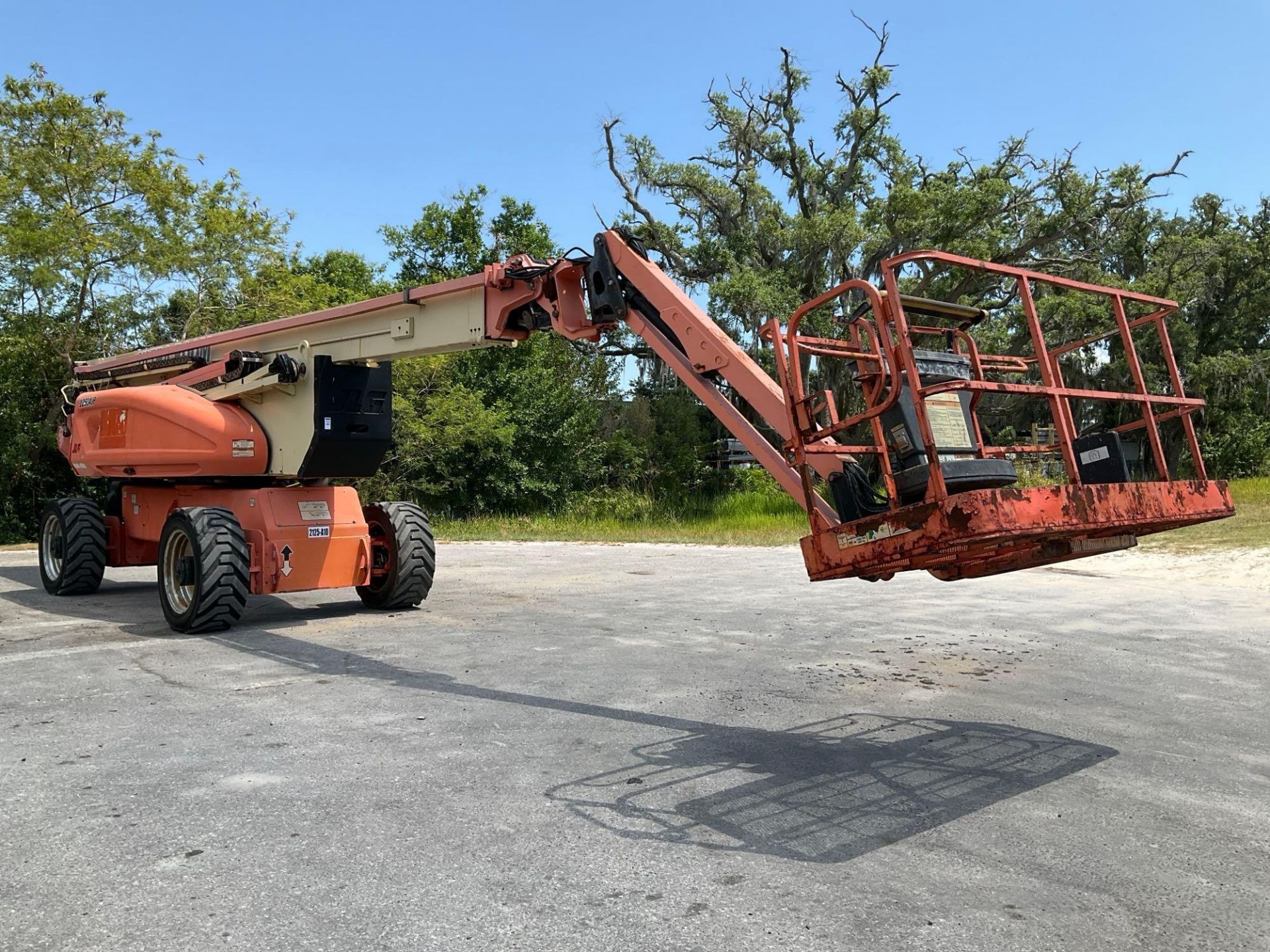 JLG QUIK STIK BOOM LIFT MODEL 1250AJP, DIESEL, MAX PLATFORM HEIGHT 125FT, RUNS & OPERATES... - Image 7 of 15