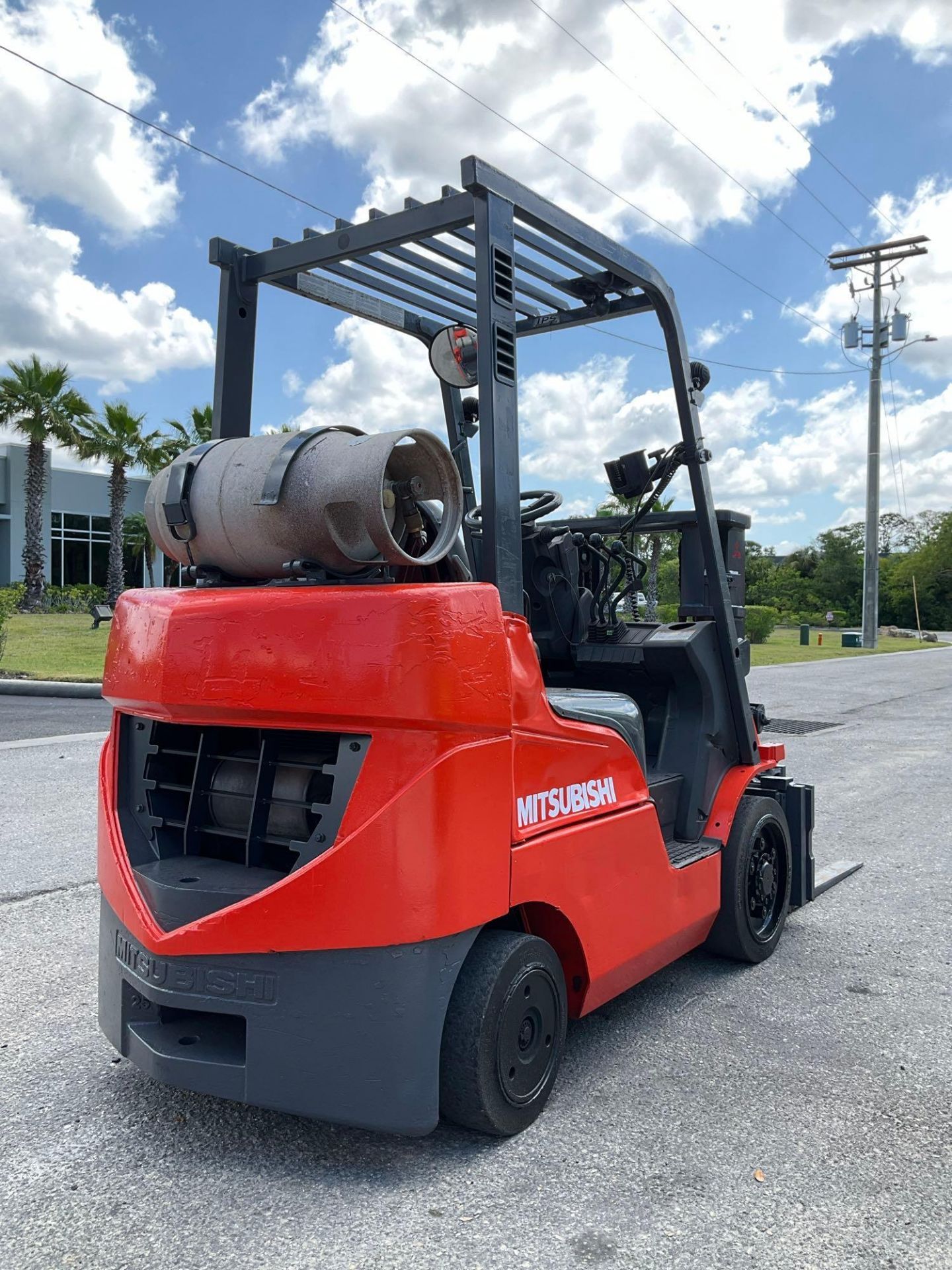 MITSUBISHI FORKLIFT MODEL FGC25N-LP, LP POWERED, APPROX MAX CAPACITY 5000LBS - Image 3 of 13