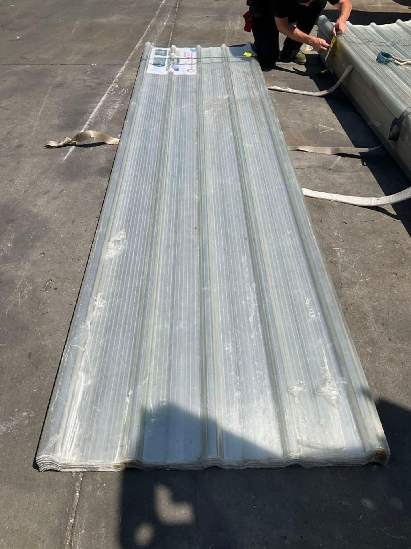 UNUSED POLYCARBONATE ROOF PANELS CLEAR, APPROX 35.43IN x 11.81FT, APPROX 30 PIECES ( PLEASE NOTE - Image 2 of 7