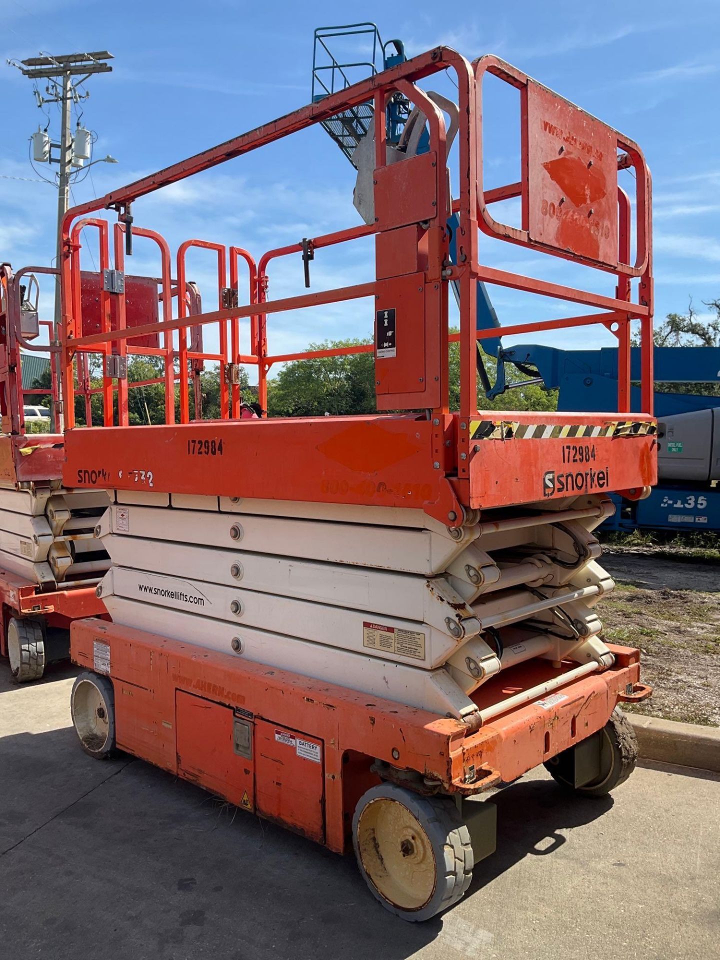 2016 SNORKEL SCISSOR LIFT MODEL S4732E ANSI, ELECTRIC, APPROX MAX PLATFORM HEIGHT, 32FT, NON MARK... - Image 4 of 12