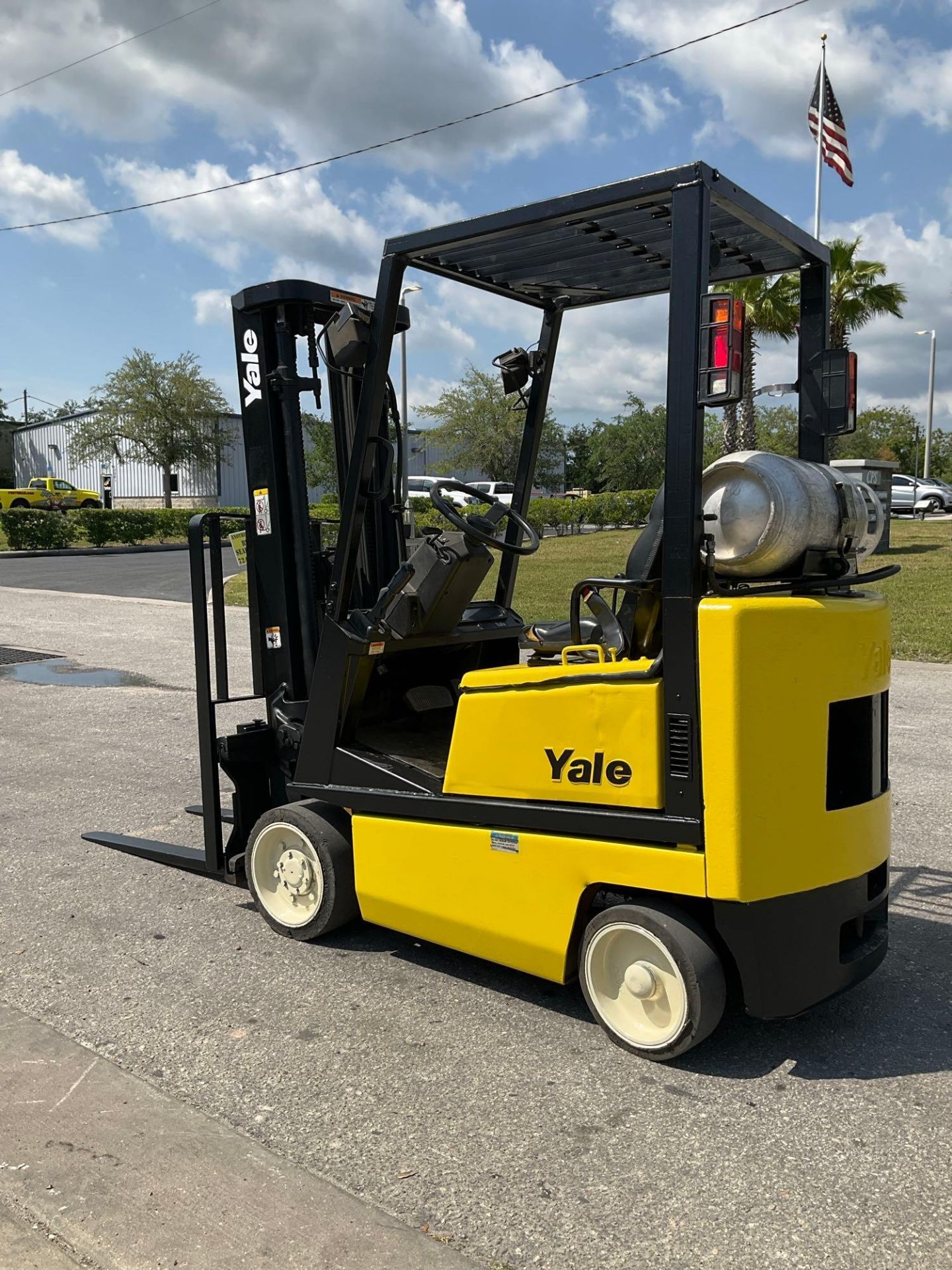 YALE FORKLIFT MODEL GLC030AFNUAE082, LP POWERED, APPROX MAX CAPACITY 2750LBS, APPROX MAX HEIGHT 1... - Image 4 of 13