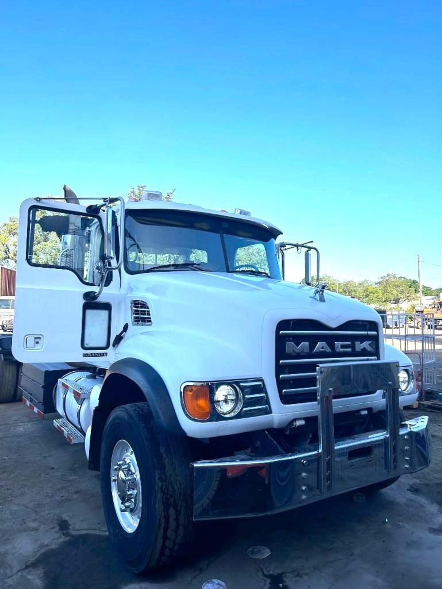 2006 MACK CV713 GRANITE ROLL OFF TRUCK, DIESEL, GVWR RECENTLY REPLACED TRANSMISSION / AC SYSTEM &... - Image 5 of 14