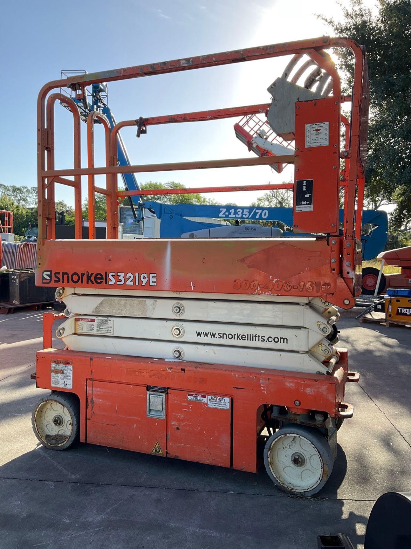 SNORKEL SCISSOR LIFT MODEL S3219E ANSI , ELECTRIC, APPROX MAX PLATFORM HEIGHT 19FT, NON MARKING - Image 5 of 11