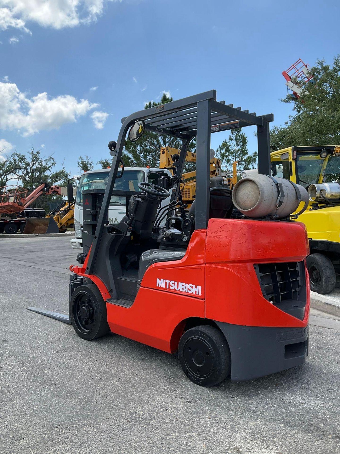 MITSUBISHI FORKLIFT MODEL FGC25N-LP, LP POWERED, APPROX MAX CAPACITY 5000LBS - Image 5 of 13