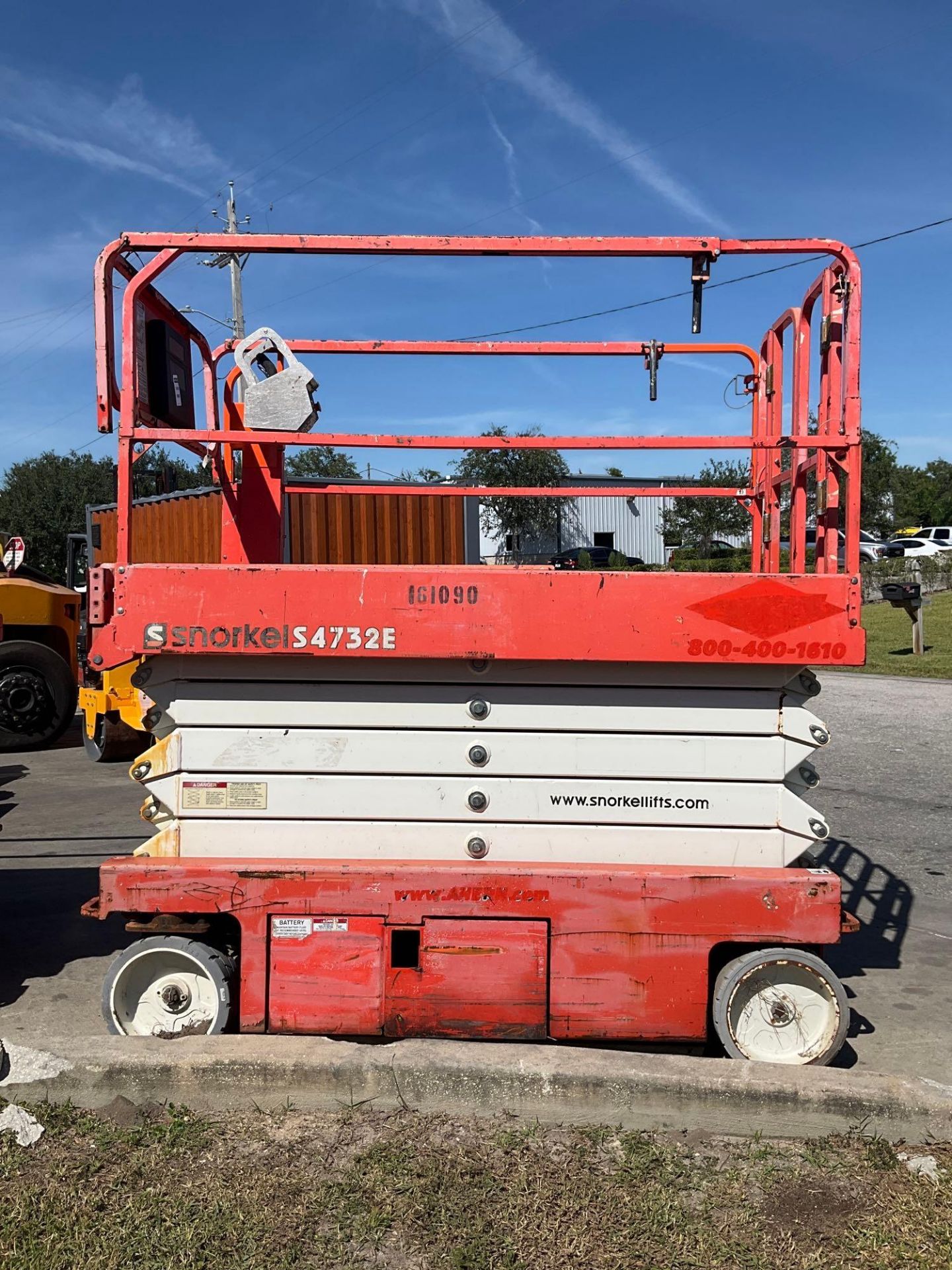 2015...SNORKEL SCISSOR LIFT MODEL S4732E ANSI, ELECTRIC, APPROX MAX PLATFORM HEIGHT, 32FT, NON MA... - Image 5 of 11