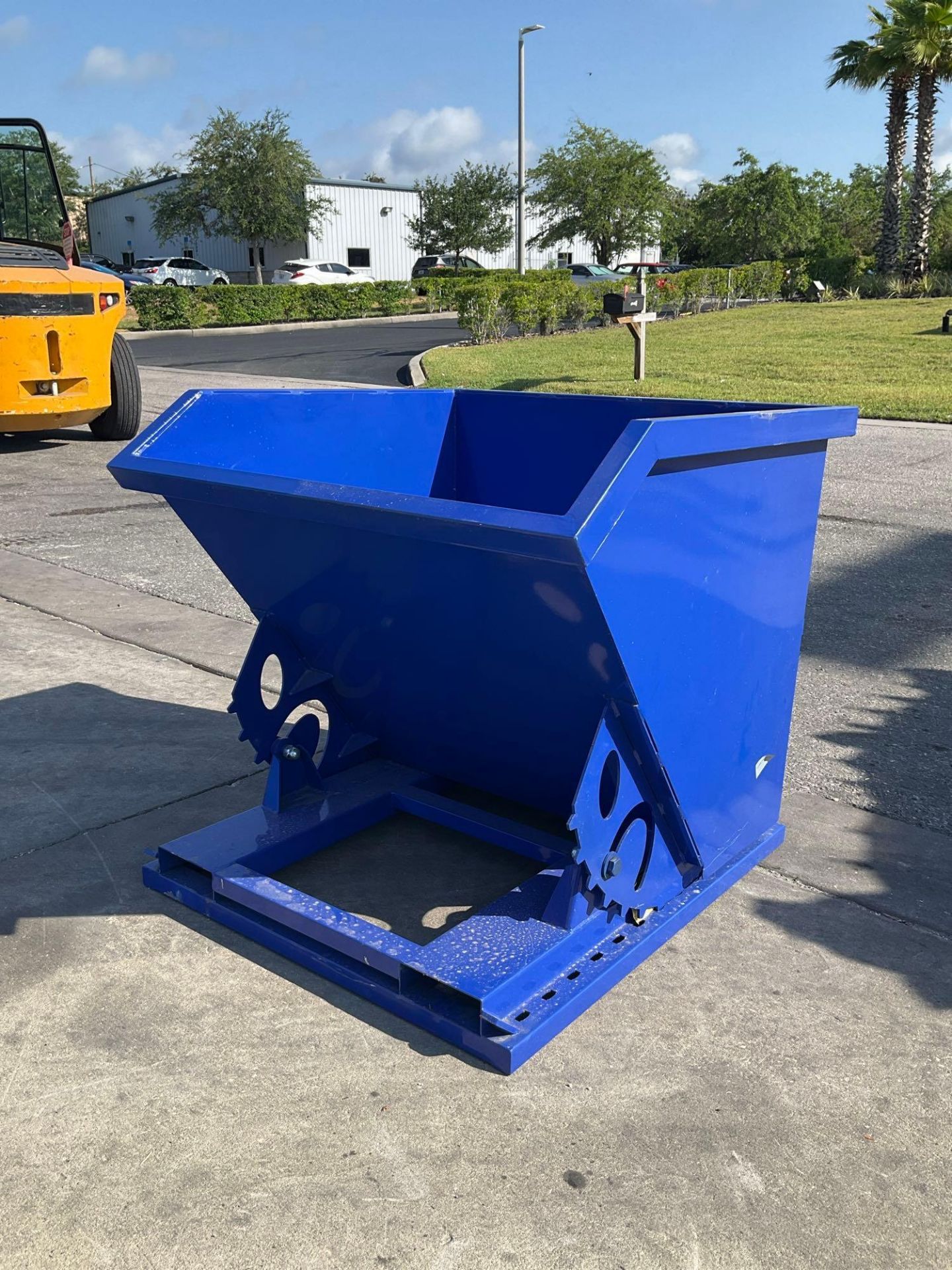 UNUSED 1 CU YARD SELF DUMPING HOPPER WITH FORK POCKETS - Image 4 of 5