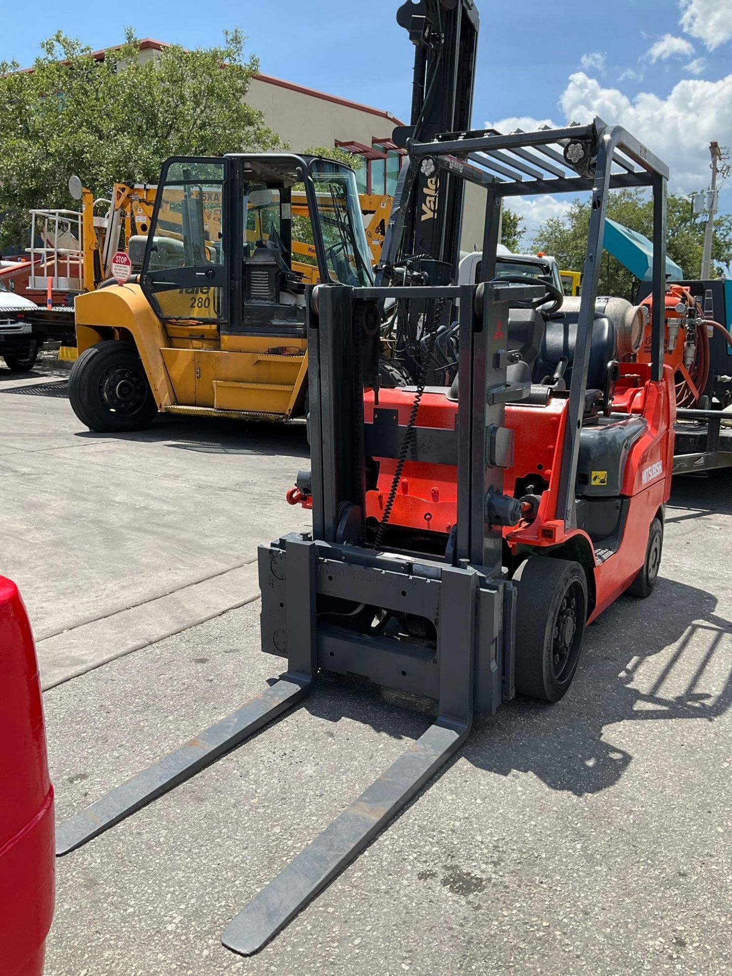 MITSUBISHI FORKLIFT MODEL FGC25N-LP, LP POWERED, APPROX MAX CAPACITY 5000LBS - Image 9 of 14