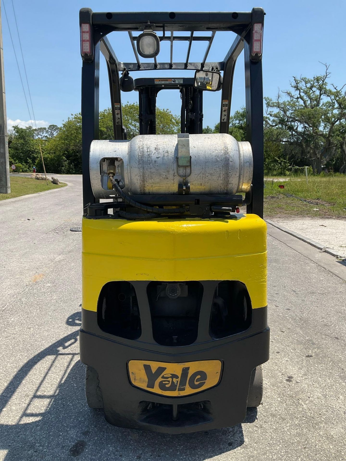 YALE FORKLIFT MODEL GLC040SVXNUSE082, LP POWERED, APPROX MAX CAPACITY 3750LBS, MAX HEIGHT 187?, T... - Image 4 of 13