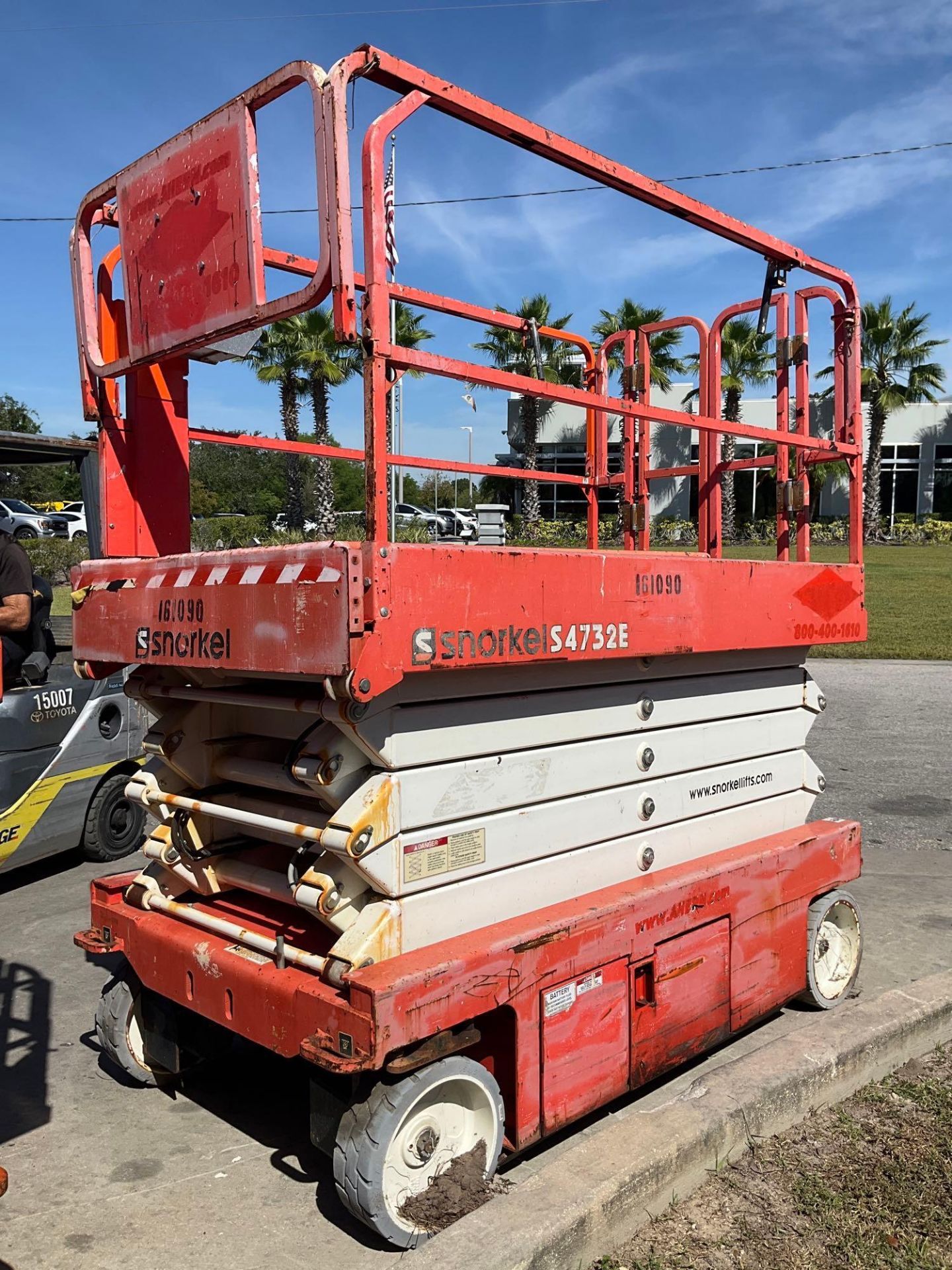 2015...SNORKEL SCISSOR LIFT MODEL S4732E ANSI, ELECTRIC, APPROX MAX PLATFORM HEIGHT, 32FT, NON MA... - Image 4 of 11