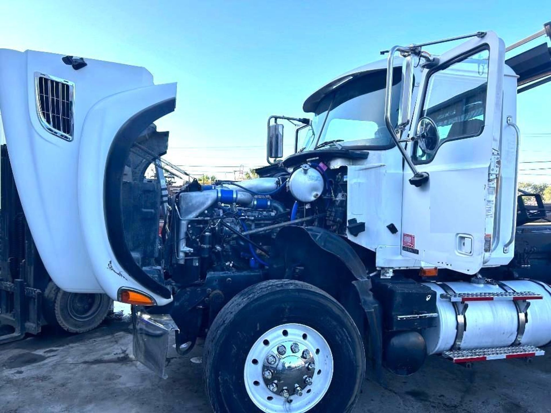 2006 MACK CV713 GRANITE ROLL OFF TRUCK, DIESEL, GVWR RECENTLY REPLACED TRANSMISSION / AC SYSTEM &... - Image 9 of 14