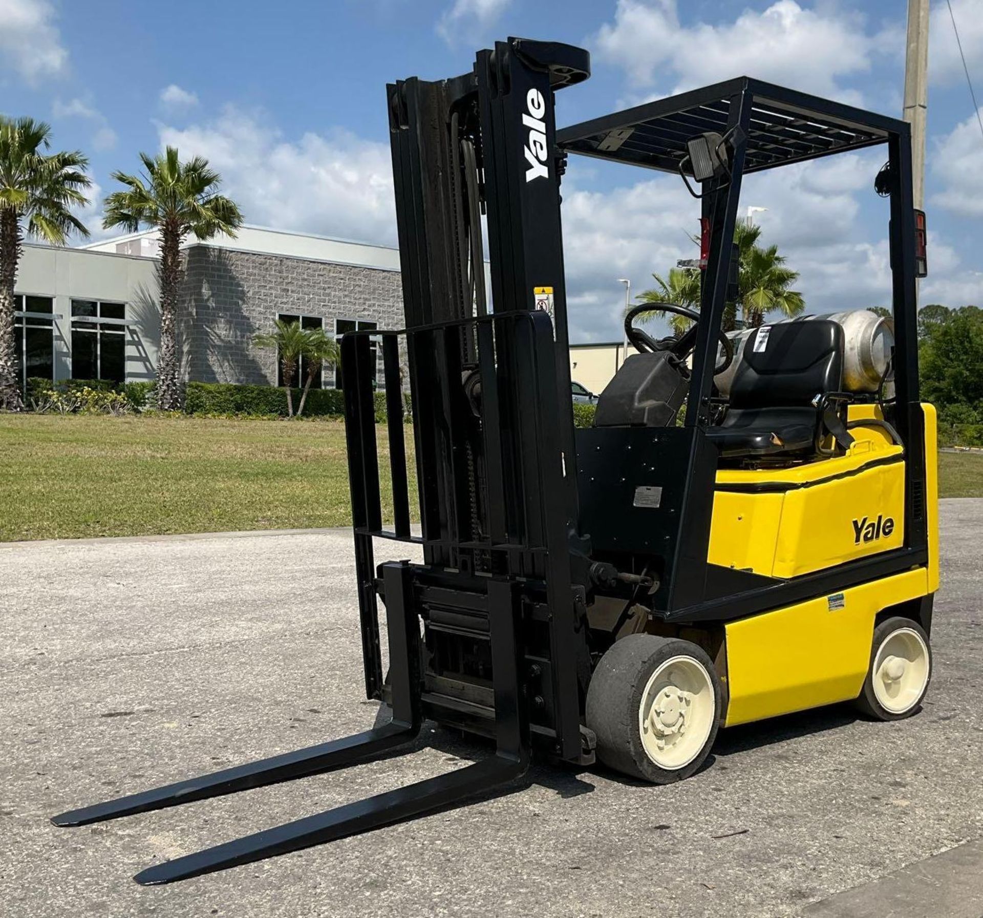 YALE FORKLIFT MODEL GLC030AFNUAE082, LP POWERED, APPROX MAX CAPACITY 2750LBS, APPROX MAX HEIGHT 1... - Image 2 of 13