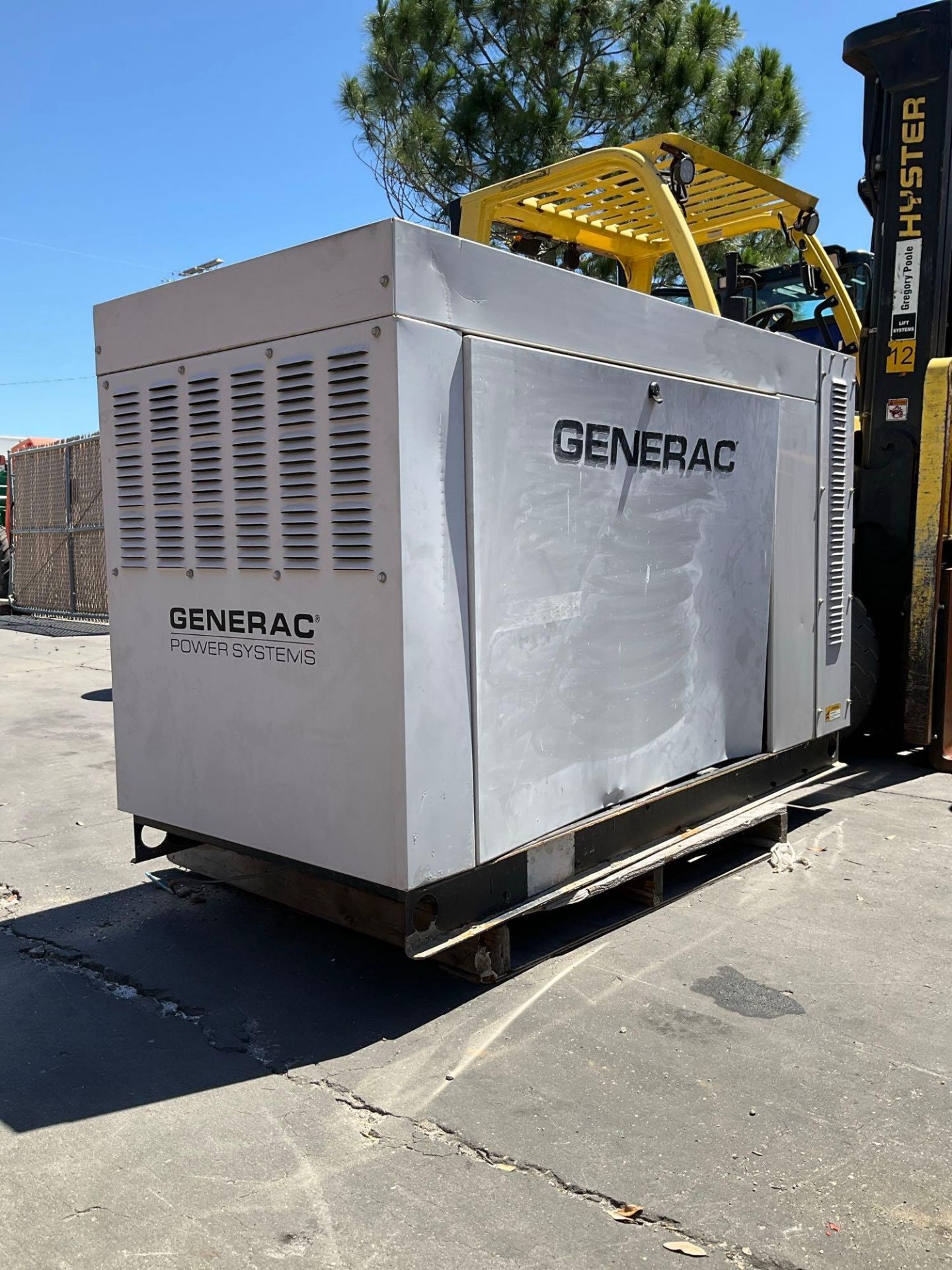 GENERAC 30KW GENERATOR , LP / NG POWER, LOW HRS SHOWING , RUNS AND OPERATES - Image 4 of 10
