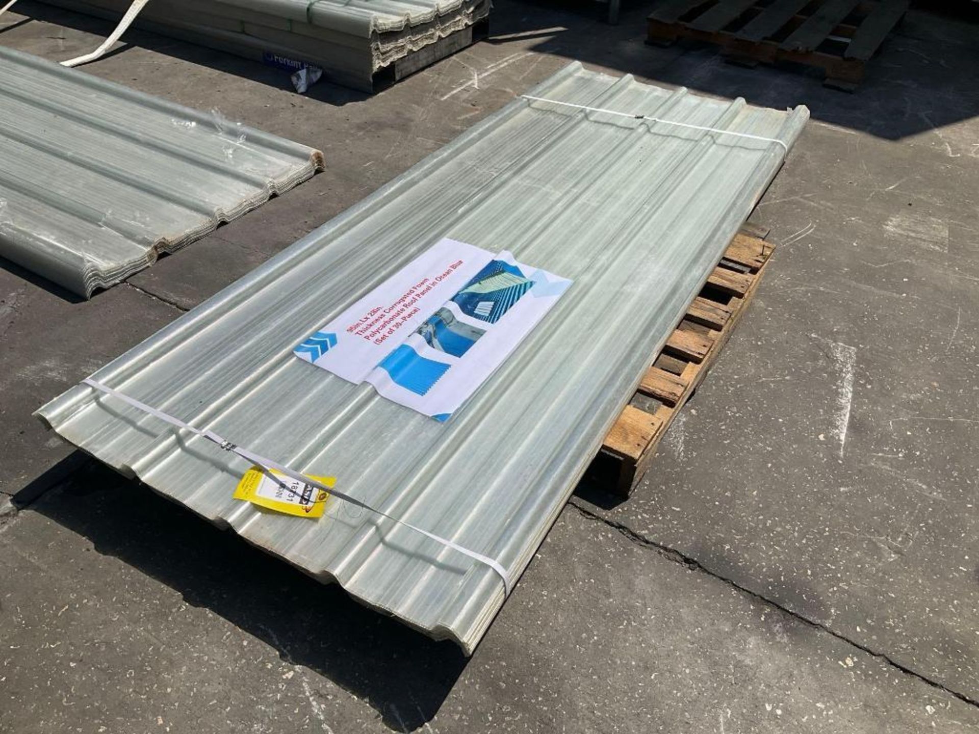 UNUSED POLYCARBONATE ROOF PANEL , THICKNESS CORRUGATED FOAM, APPROX 95" L x 28" , APPROX 30 PIECE - Bild 6 aus 8