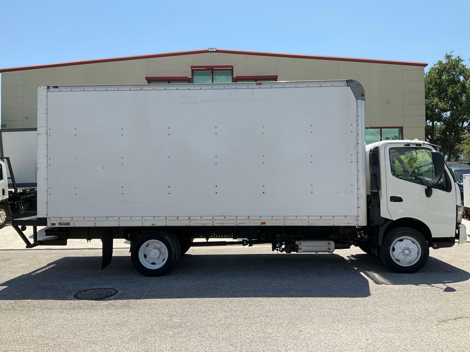 2017 HINO 740 BOX TRUCK, DIESEL , APPROX GVWR 17,950 LBS, BOX BODY APPROX 18FT, ETRACKS, BACK UP ... - Image 5 of 23