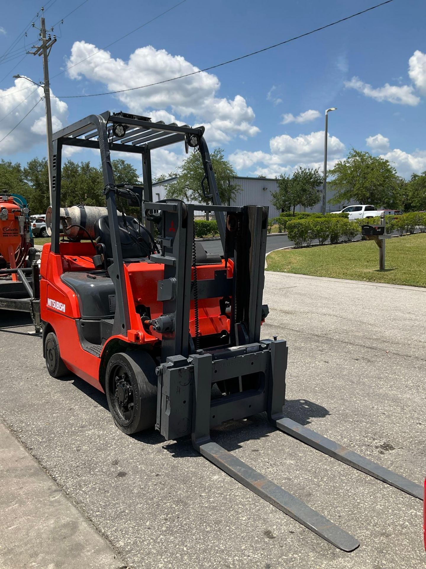 MITSUBISHI FORKLIFT MODEL FGC25N-LP, LP POWERED, APPROX MAX CAPACITY 5000LBS - Image 8 of 14