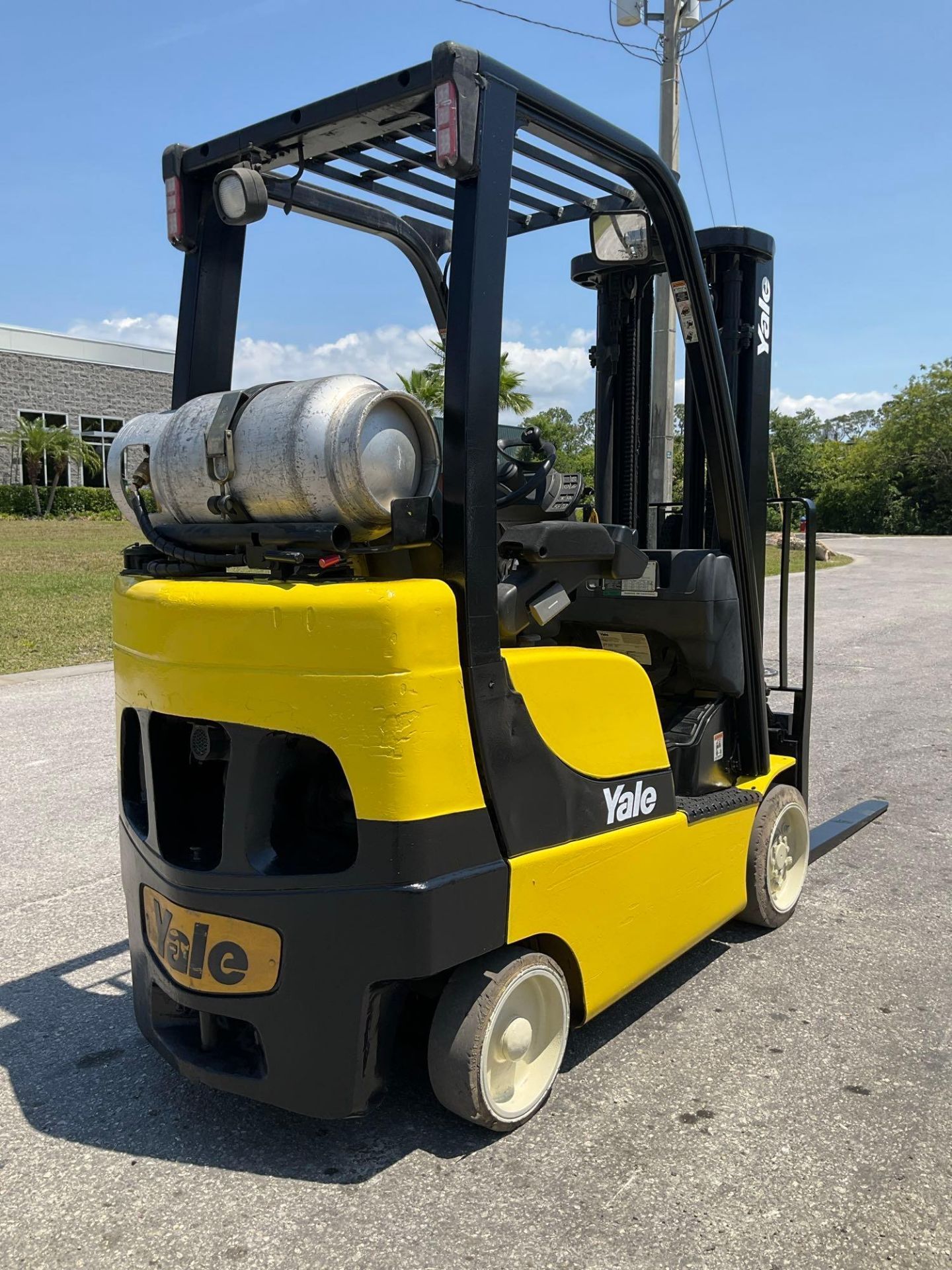 YALE FORKLIFT MODEL GLC040SVXNUSE082, LP POWERED, APPROX MAX CAPACITY 3750LBS, MAX HEIGHT 187?, T... - Image 3 of 13