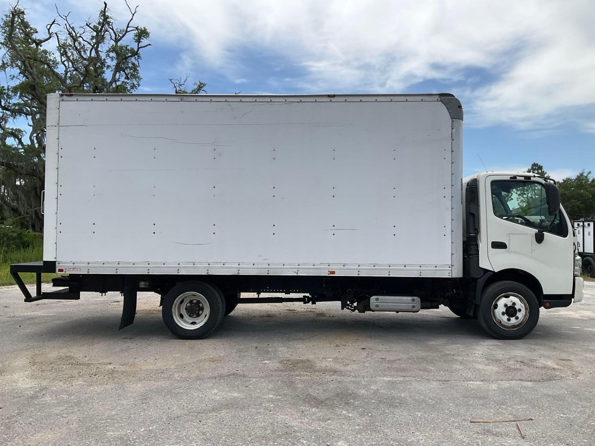 2017 ...HINO 740 BOX TRUCK, DIESEL , APPROX GVWR 17,950 LBS, BOX BODY APPROX 18FT, ETRACKS, BACK ... - Image 9 of 20