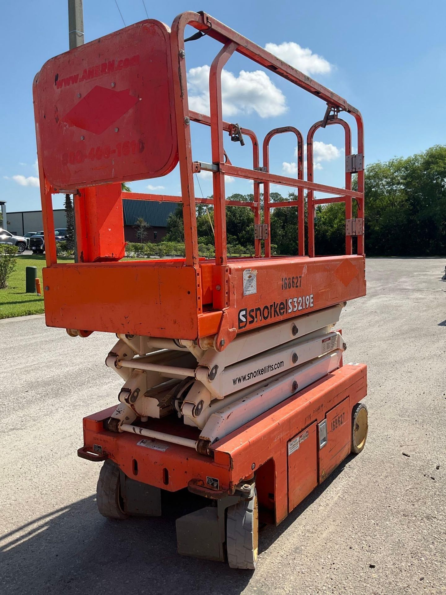 2016 SNORKEL SCISSOR LIFT MODEL S3219E ANSI , ELECTRIC, APPROX MAX PLATFORM HEIGHT 19FT, NON MARK... - Image 6 of 11