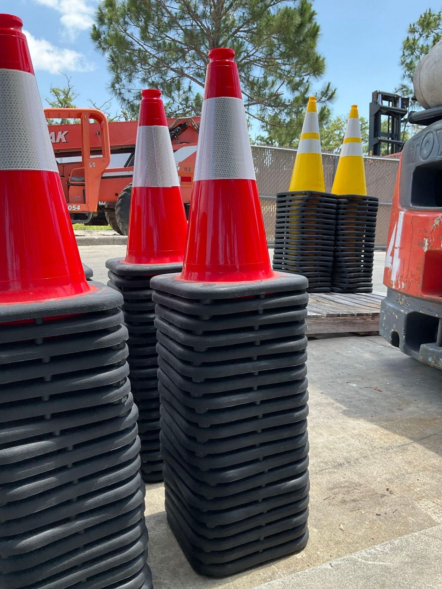 20 SAFETY CONES, 18in TALL - Image 5 of 7