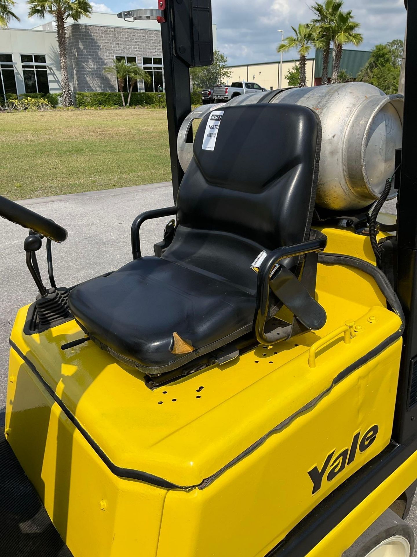 YALE FORKLIFT MODEL GLC030AFNUAE082, LP POWERED, APPROX MAX CAPACITY 2750LBS, APPROX MAX HEIGHT 1... - Image 9 of 13