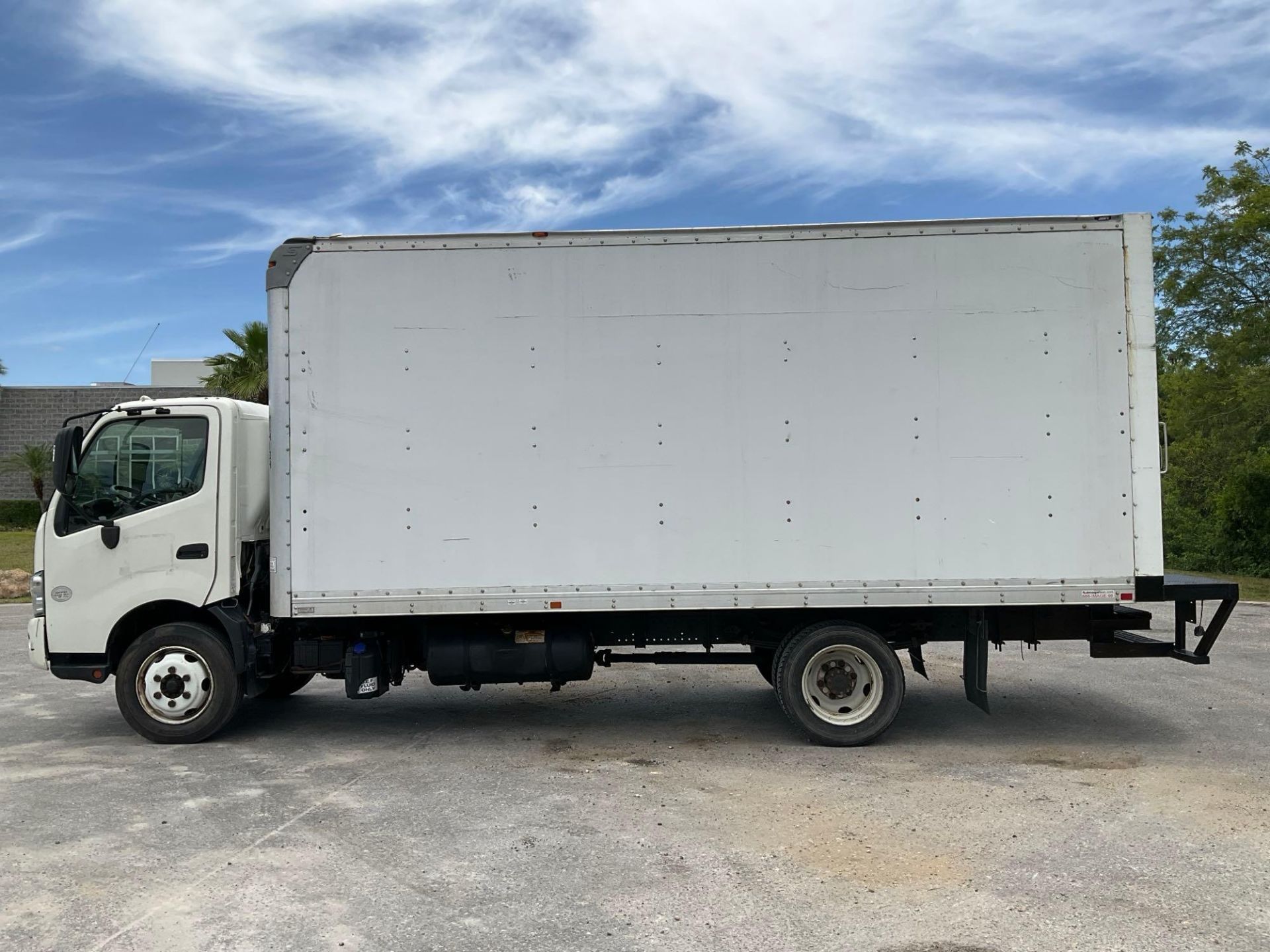2017 ...HINO 740 BOX TRUCK, DIESEL , APPROX GVWR 17,950 LBS, BOX BODY APPROX 18FT, ETRACKS, BACK ... - Image 3 of 20