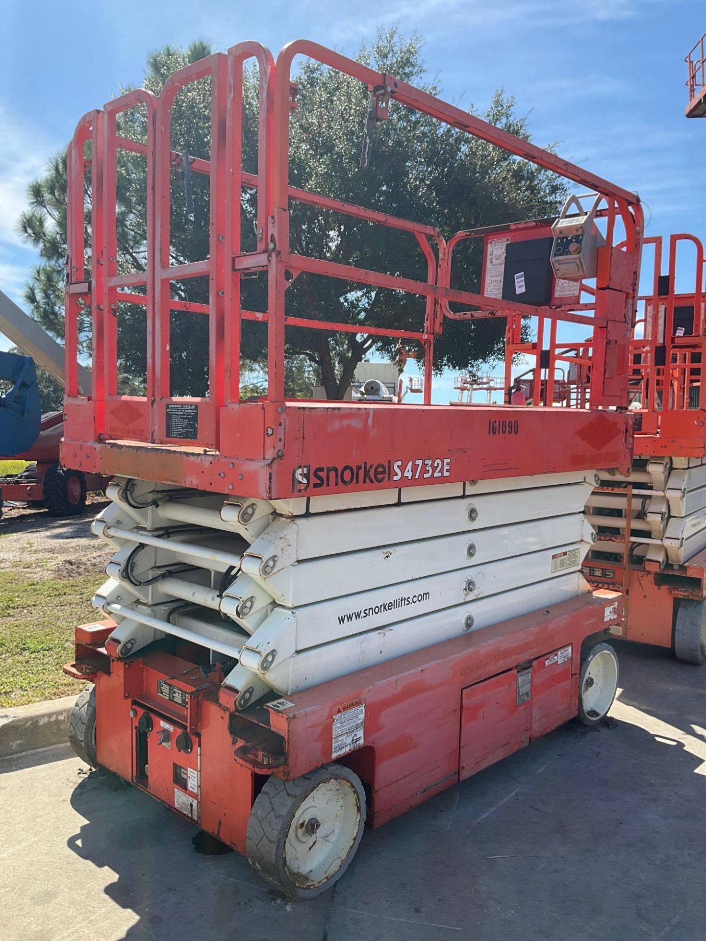 2015...SNORKEL SCISSOR LIFT MODEL S4732E ANSI, ELECTRIC, APPROX MAX PLATFORM HEIGHT, 32FT, NON MA... - Image 2 of 11