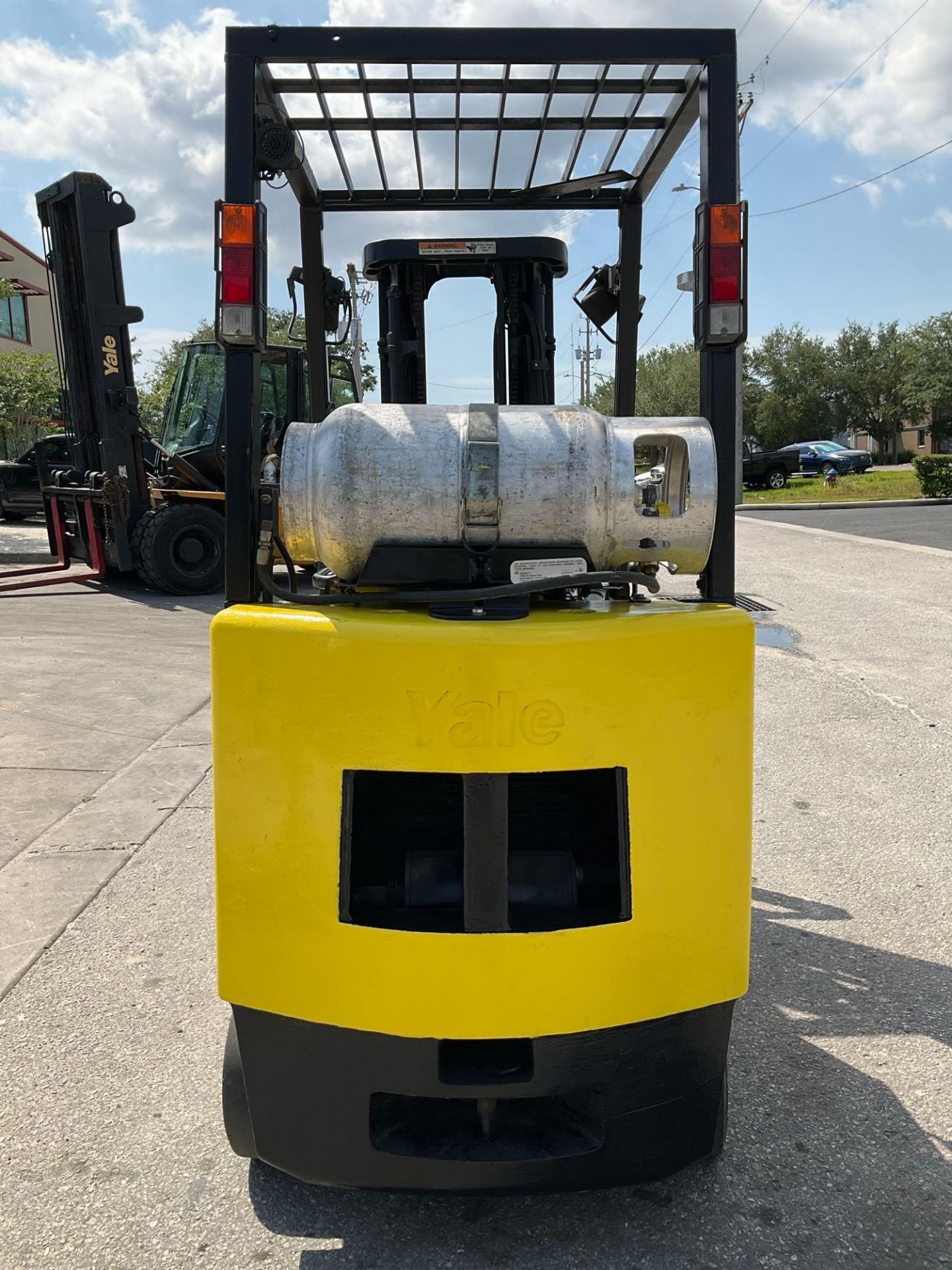 YALE FORKLIFT MODEL GLC030AFNUAE082, LP POWERED, APPROX MAX CAPACITY 2750LBS, APPROX MAX HEIGHT 1... - Image 5 of 13