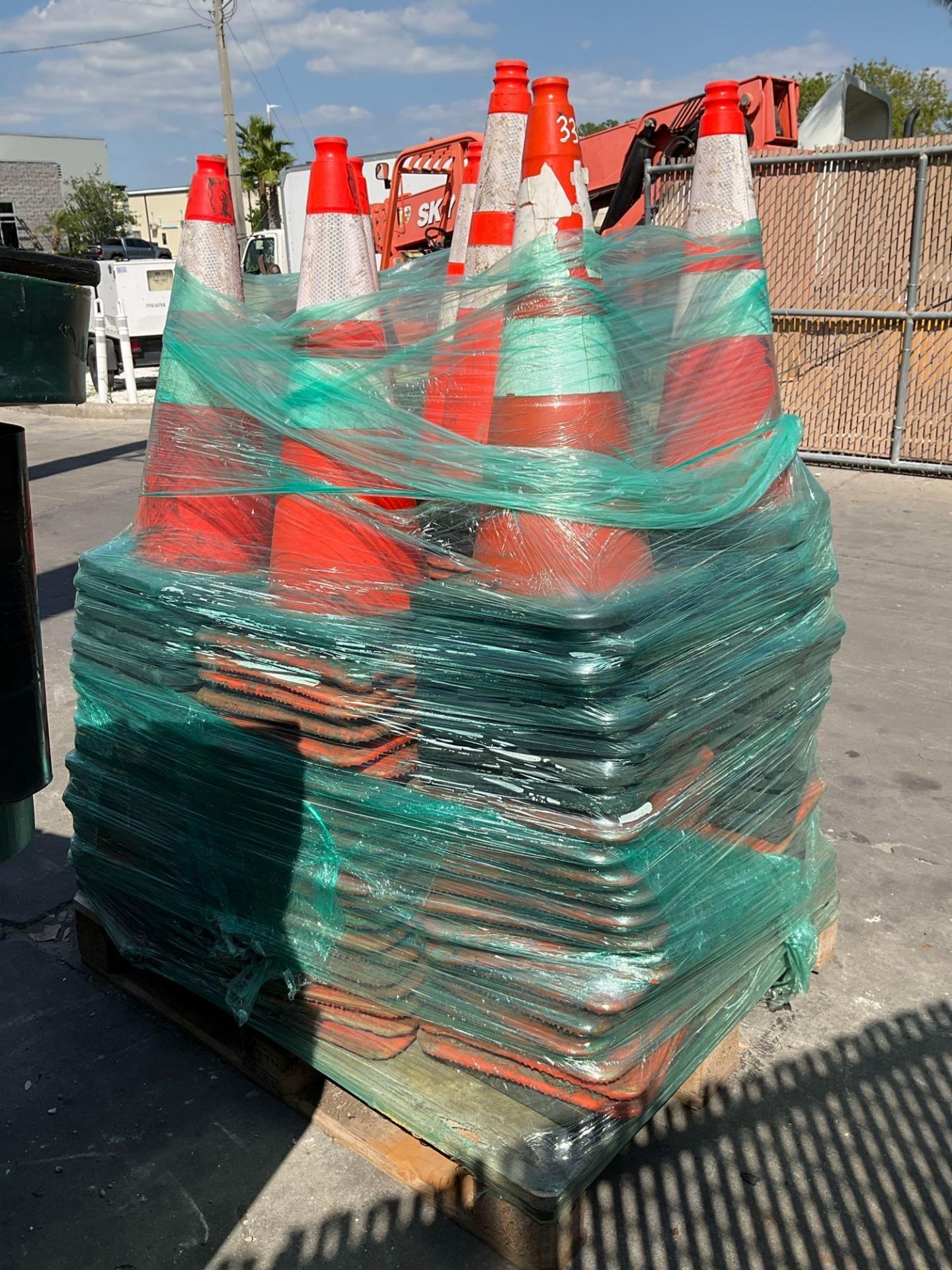 LARGE LOT OF SAFETY CONES ON PALLET... - Image 4 of 4