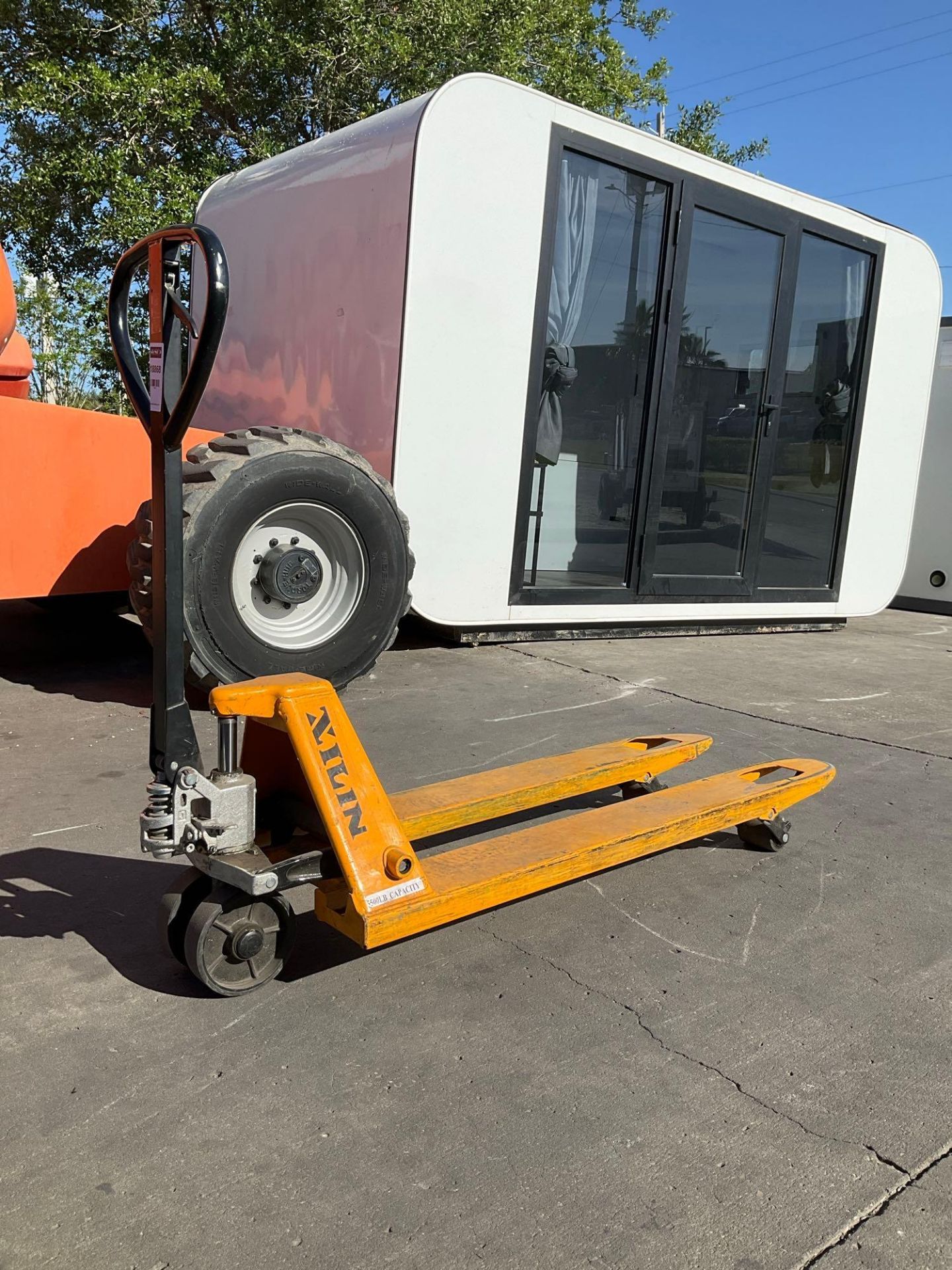 XILIN HYDRAULIC PALLET JACK MODEL XET55, APPROX MAX CAPACITY 5500LBS - Image 10 of 10