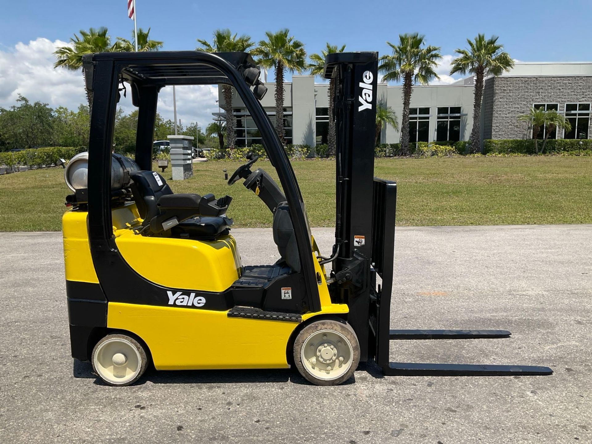 YALE FORKLIFT MODEL GLC040SVXNUSE082, LP POWERED, APPROX MAX CAPACITY 3750LBS, MAX HEIGHT 187?, T... - Image 2 of 13