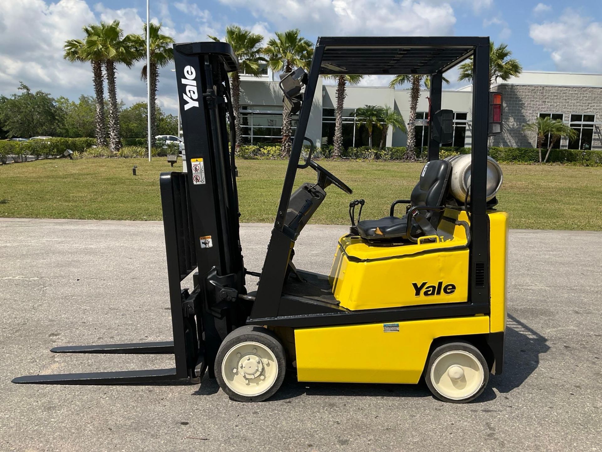 YALE FORKLIFT MODEL GLC030AFNUAE082, LP POWERED, APPROX MAX CAPACITY 2750LBS, APPROX MAX HEIGHT 1... - Image 3 of 13