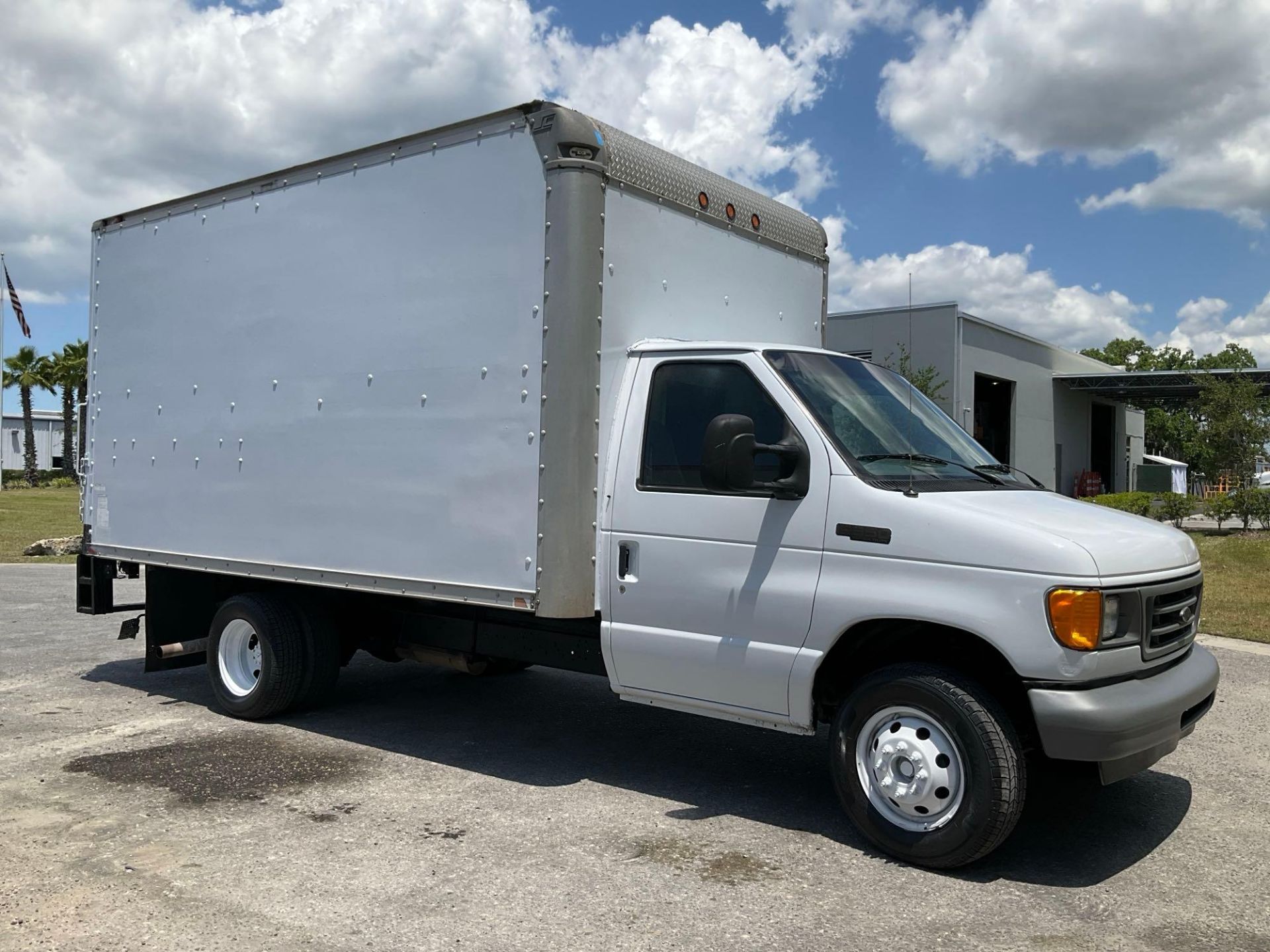 2003 FORD E-SERIES E350 CUTAWAY VAN, GAS AUTOMATIC, GVWR 11500LBS, LIFTGATE, ETRACKS, STORAGE...S... - Image 7 of 19