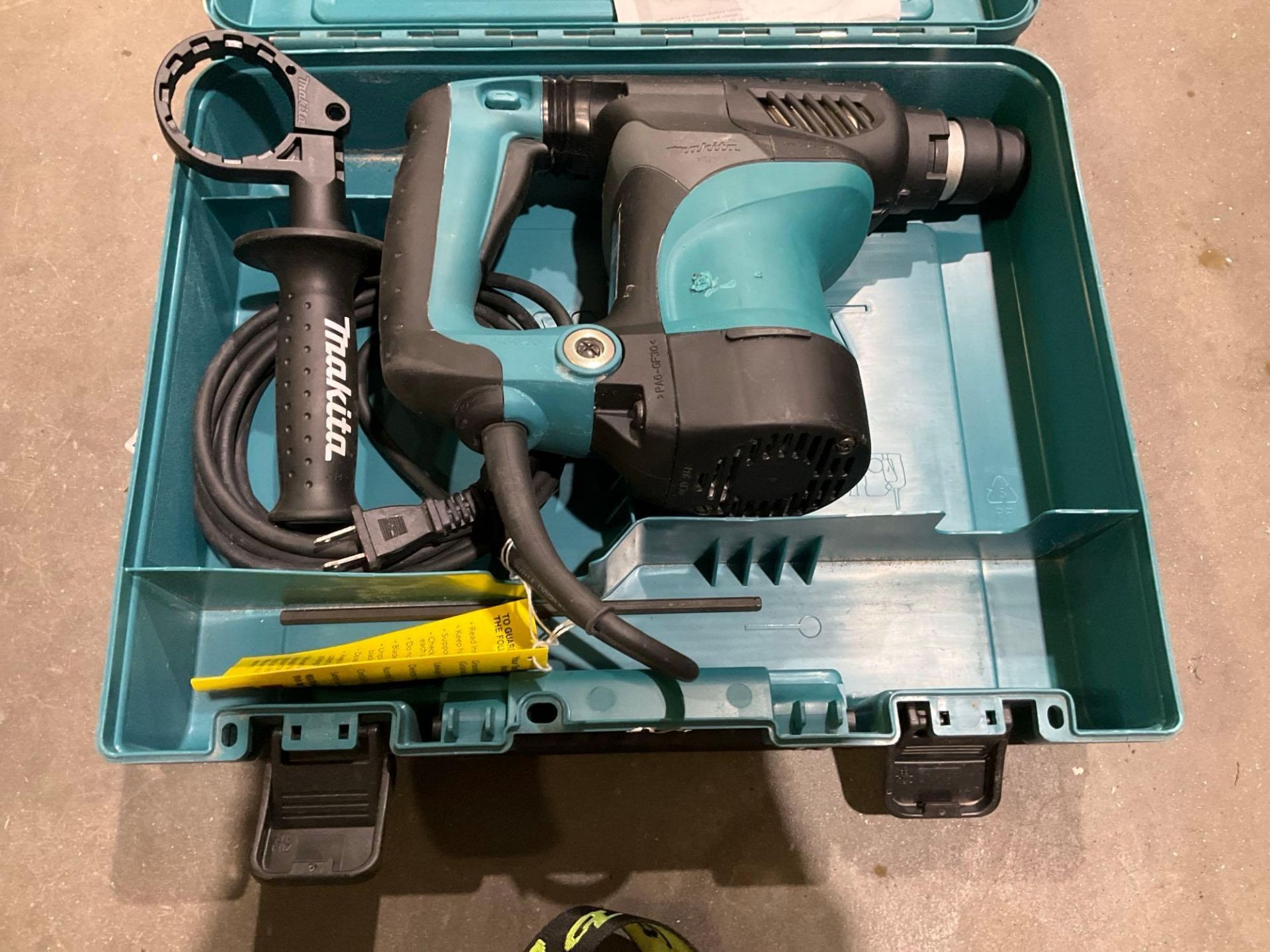 MAKITA ROTARY HAMMER MODEL HR2811F IN CARRYING CASE, RECONDITIONED - Bild 2 aus 5