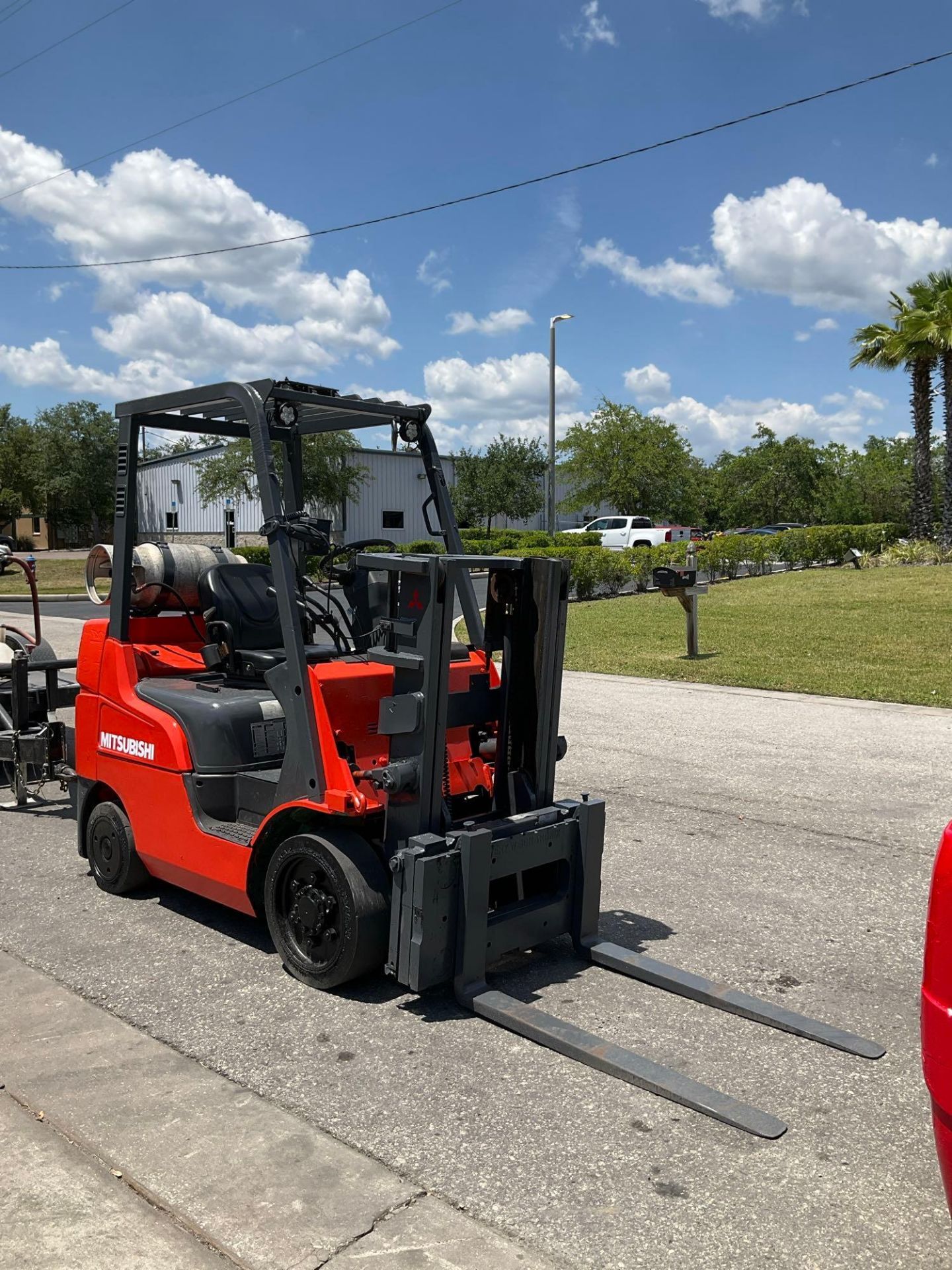 MITSUBISHI FORKLIFT MODEL FGC25N-LP, LP POWERED, APPROX MAX CAPACITY 5000LBS - Image 2 of 14
