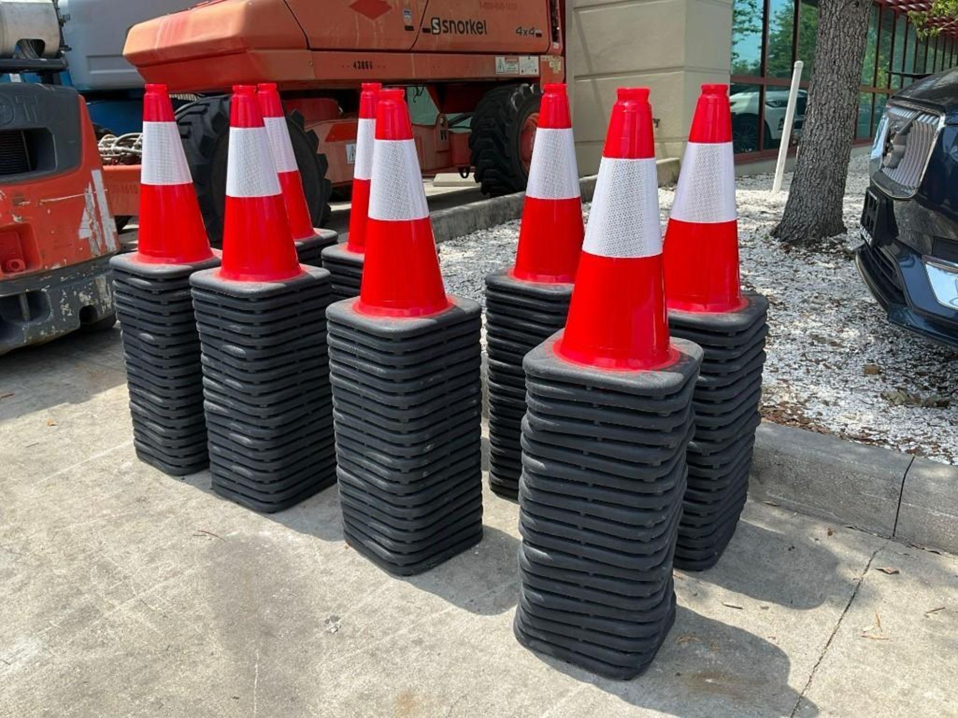 20 SAFETY CONES, 18in TALL - Image 4 of 5