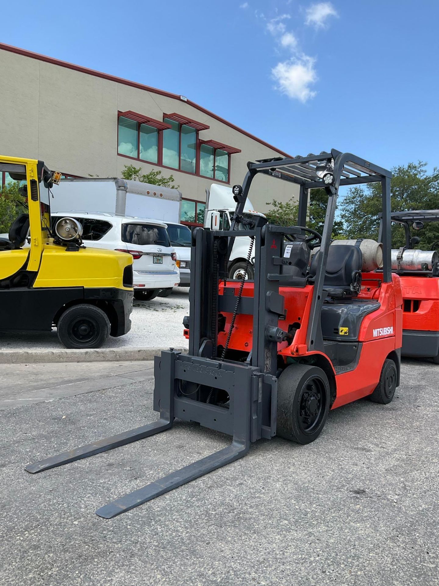 MITSUBISHI FORKLIFT MODEL FGC25N-LP, LP POWERED, APPROX MAX CAPACITY 5000LBS - Image 7 of 13