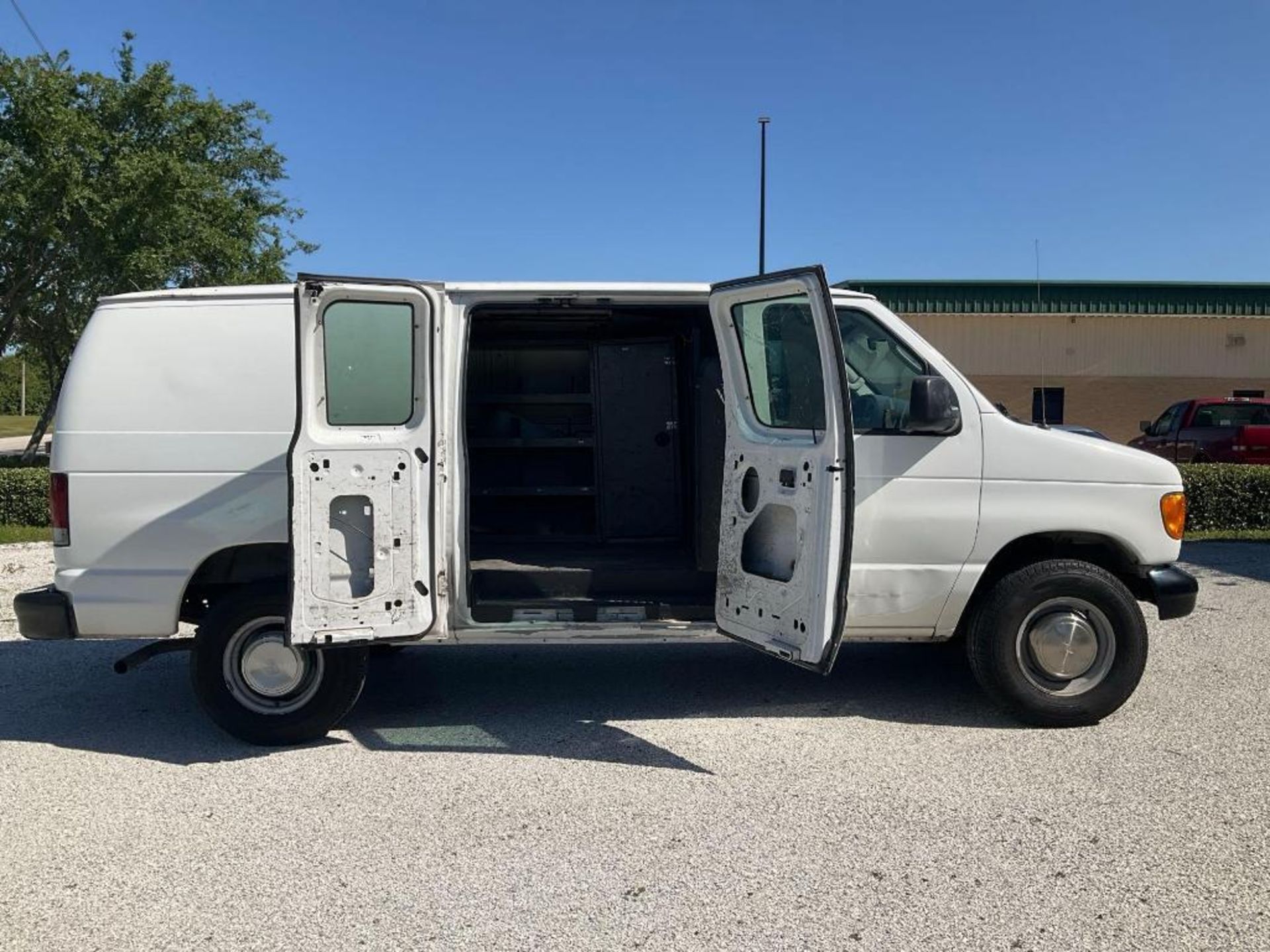 2003 FORD E-SERIES CARGO VAN, APPROX GVWR 8600LBS, STORAGE UNIT & SHELVES IN BACK , RUNS & DRIVES - Image 20 of 28