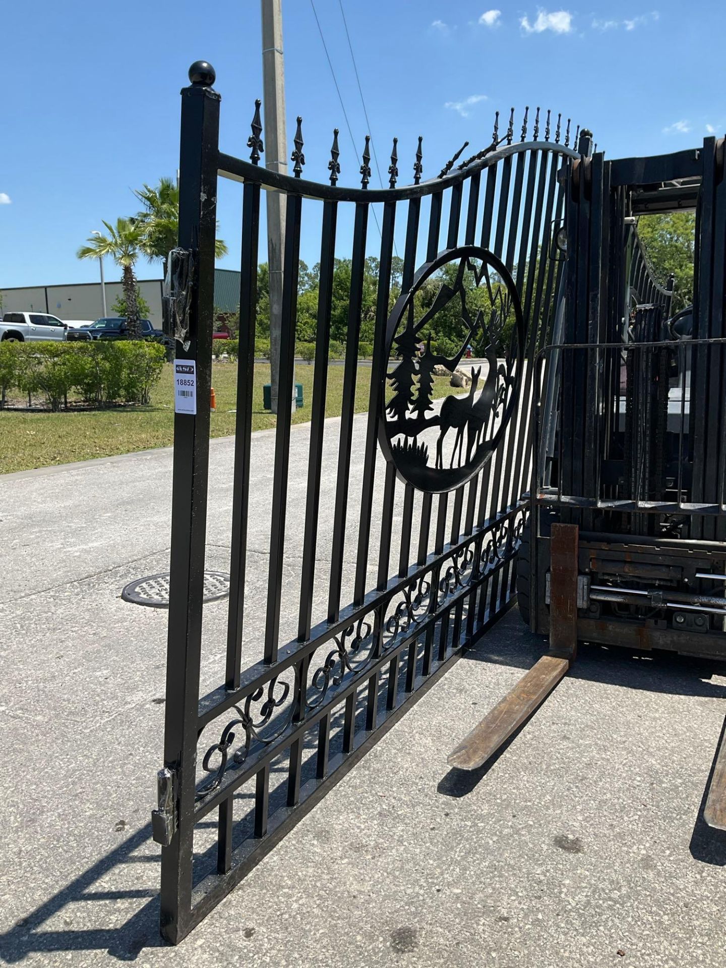 SET OF UNUSED GREAT BEAR 20FT BI PARTING WROUGHT IRON GATES, 10FT EACH PIECE (20' TOTAL WIDTH). 2 - Image 5 of 5