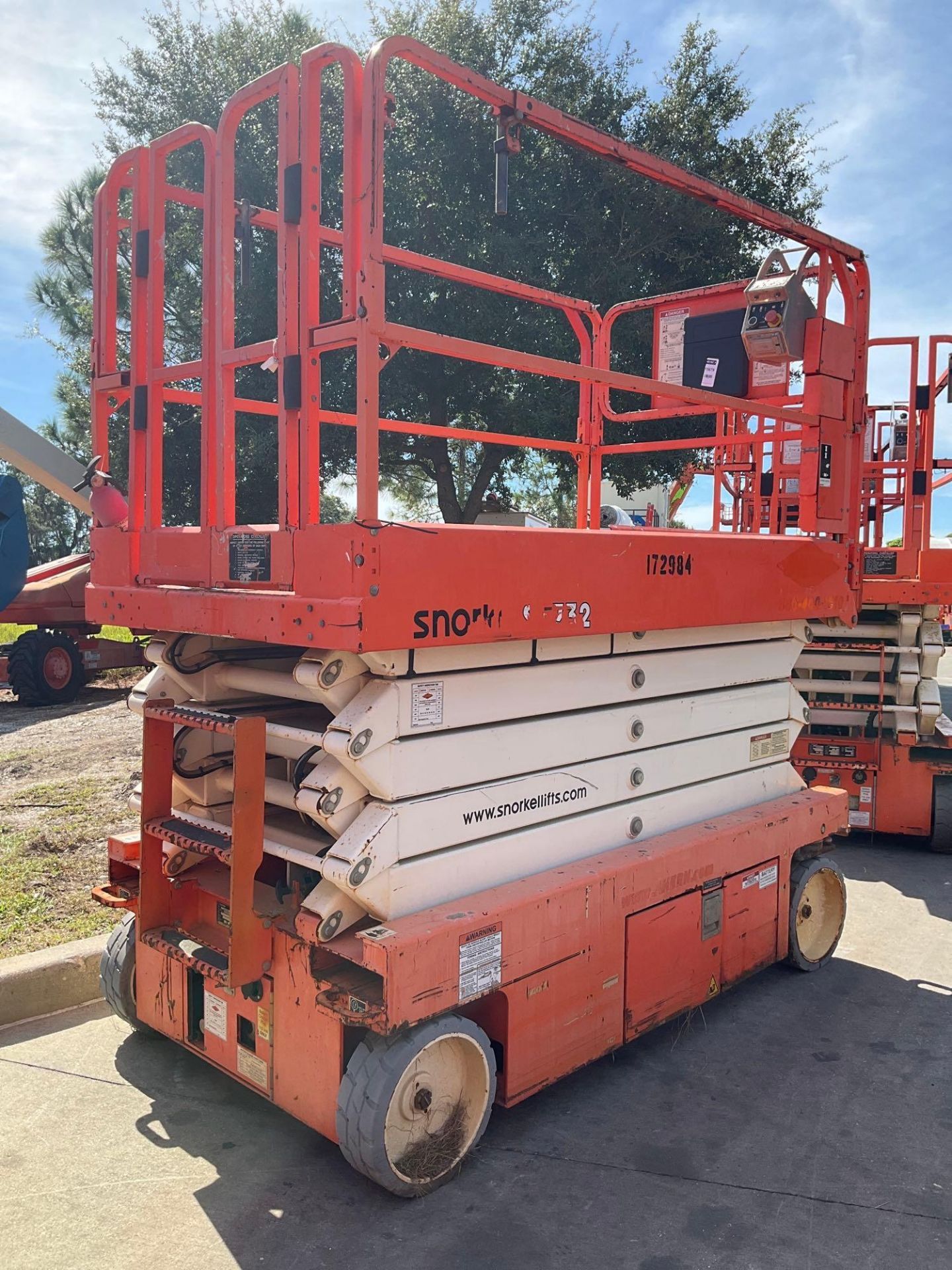 2016 SNORKEL SCISSOR LIFT MODEL S4732E ANSI, ELECTRIC, APPROX MAX PLATFORM HEIGHT, 32FT, NON MARK... - Image 3 of 12