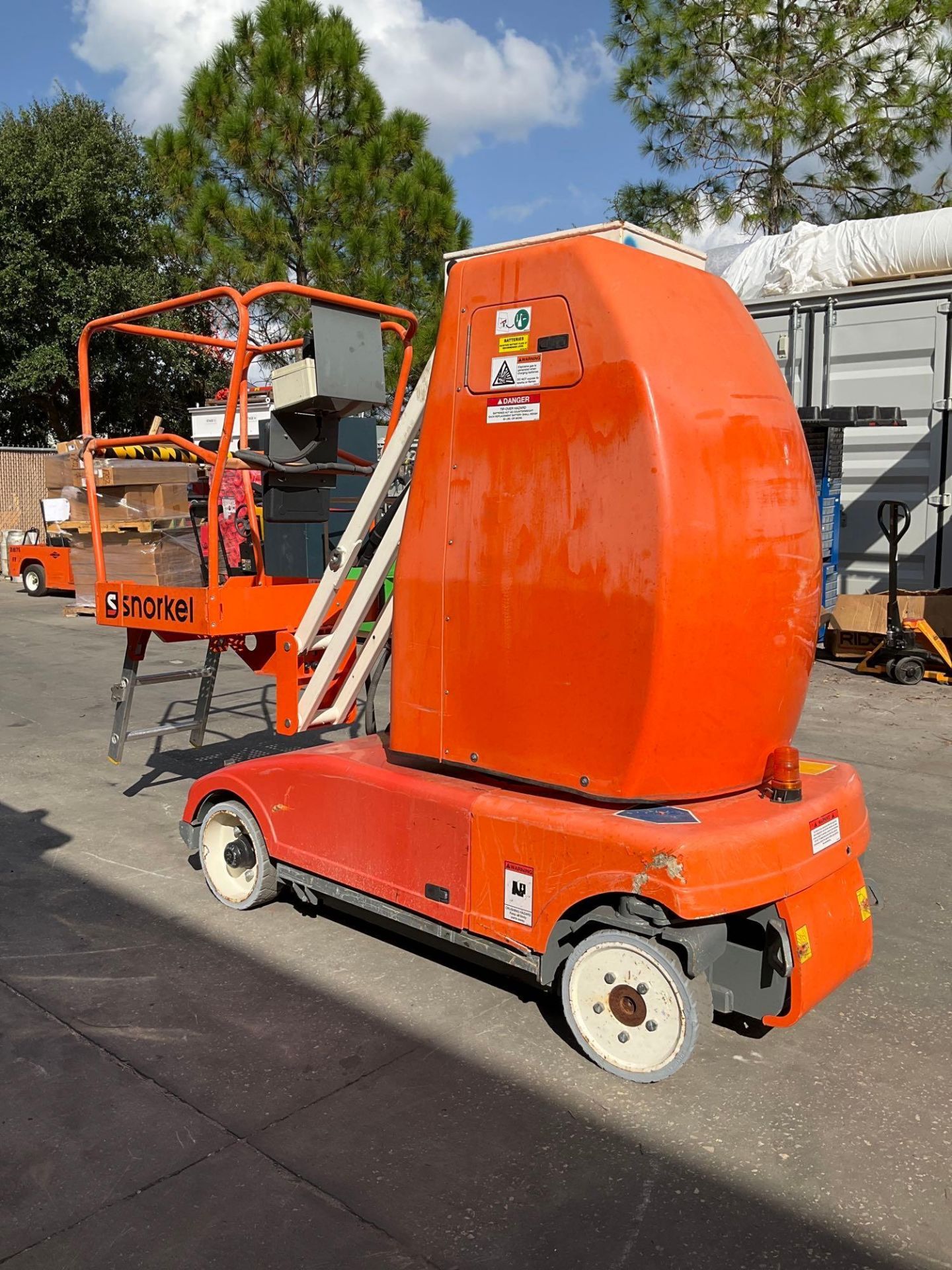 SNORKEL BOOM LIFT MODEL MB26J, ELECTRIC, APPROX MAX PLATFORM HEIGHT 26FT , APPROX MAX 10FT, NON - Image 6 of 10