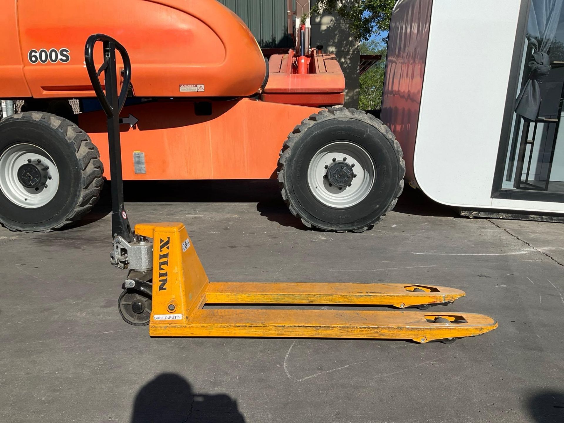 XILIN HYDRAULIC PALLET JACK MODEL XET55, APPROX MAX CAPACITY 5500LBS - Image 2 of 10