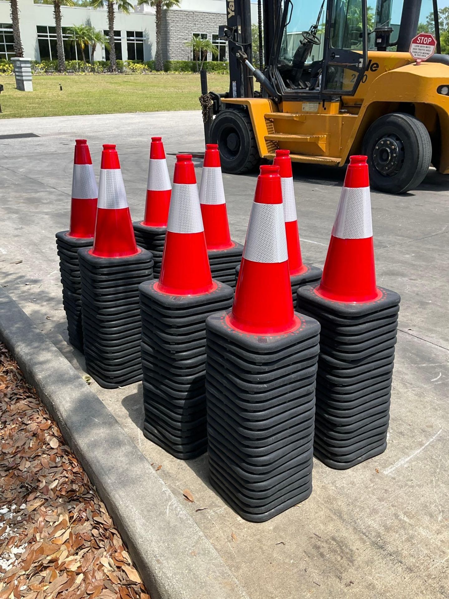 20 SAFETY CONES, 18in TALL - Image 4 of 7