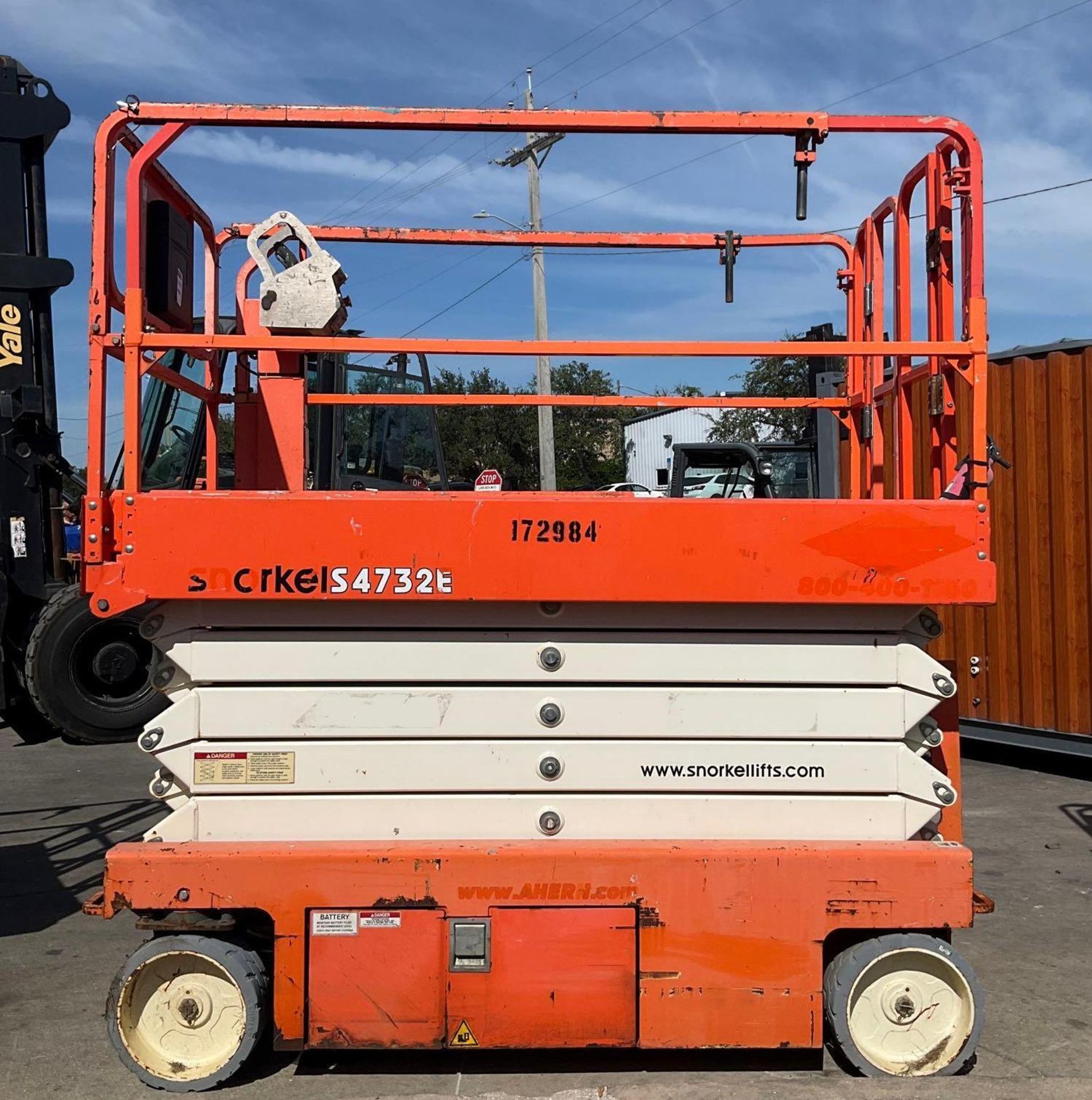 2016 SNORKEL SCISSOR LIFT MODEL S4732E ANSI, ELECTRIC, APPROX MAX PLATFORM HEIGHT, 32FT, NON MARK... - Image 2 of 12
