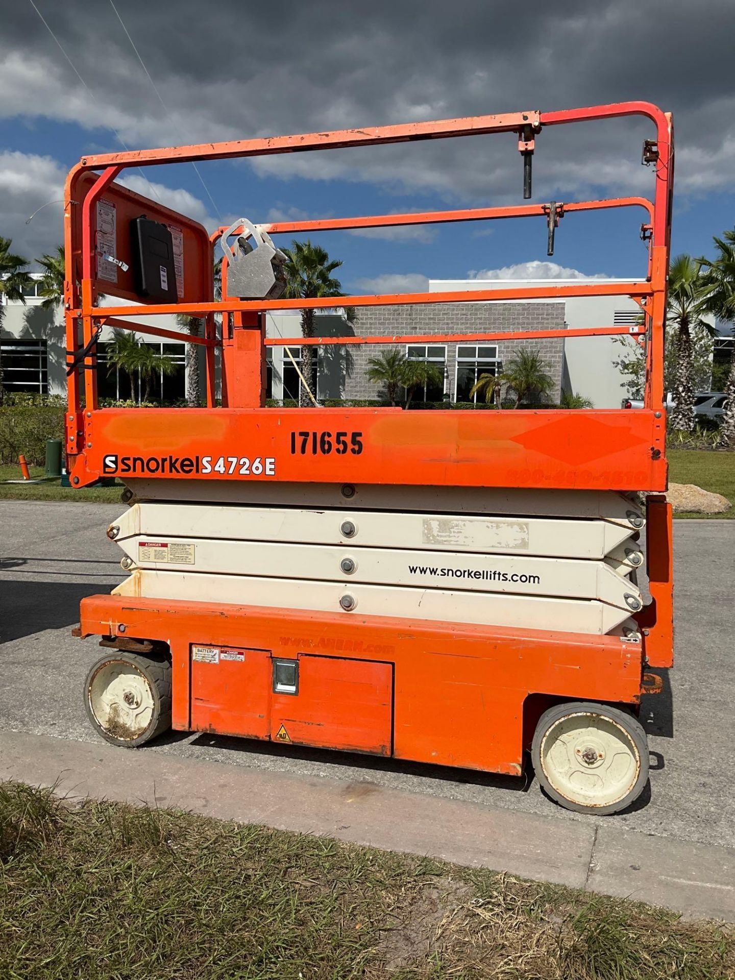 SNORKEL SCISSOR LIFT MODEL S4726E ANSI , ELECTRIC, APPROX MAX PLATFORM HEIGHT 26FT, NON MARKING T... - Image 5 of 11