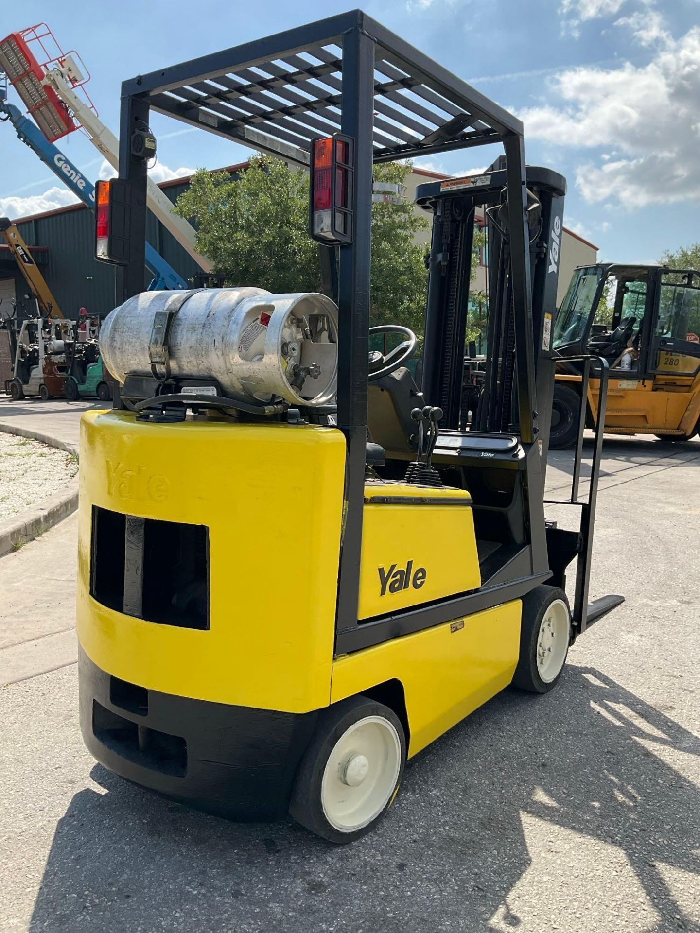 YALE FORKLIFT MODEL GLC030AFNUAE082, LP POWERED, APPROX MAX CAPACITY 2750LBS, APPROX MAX HEIGHT 1... - Image 6 of 13