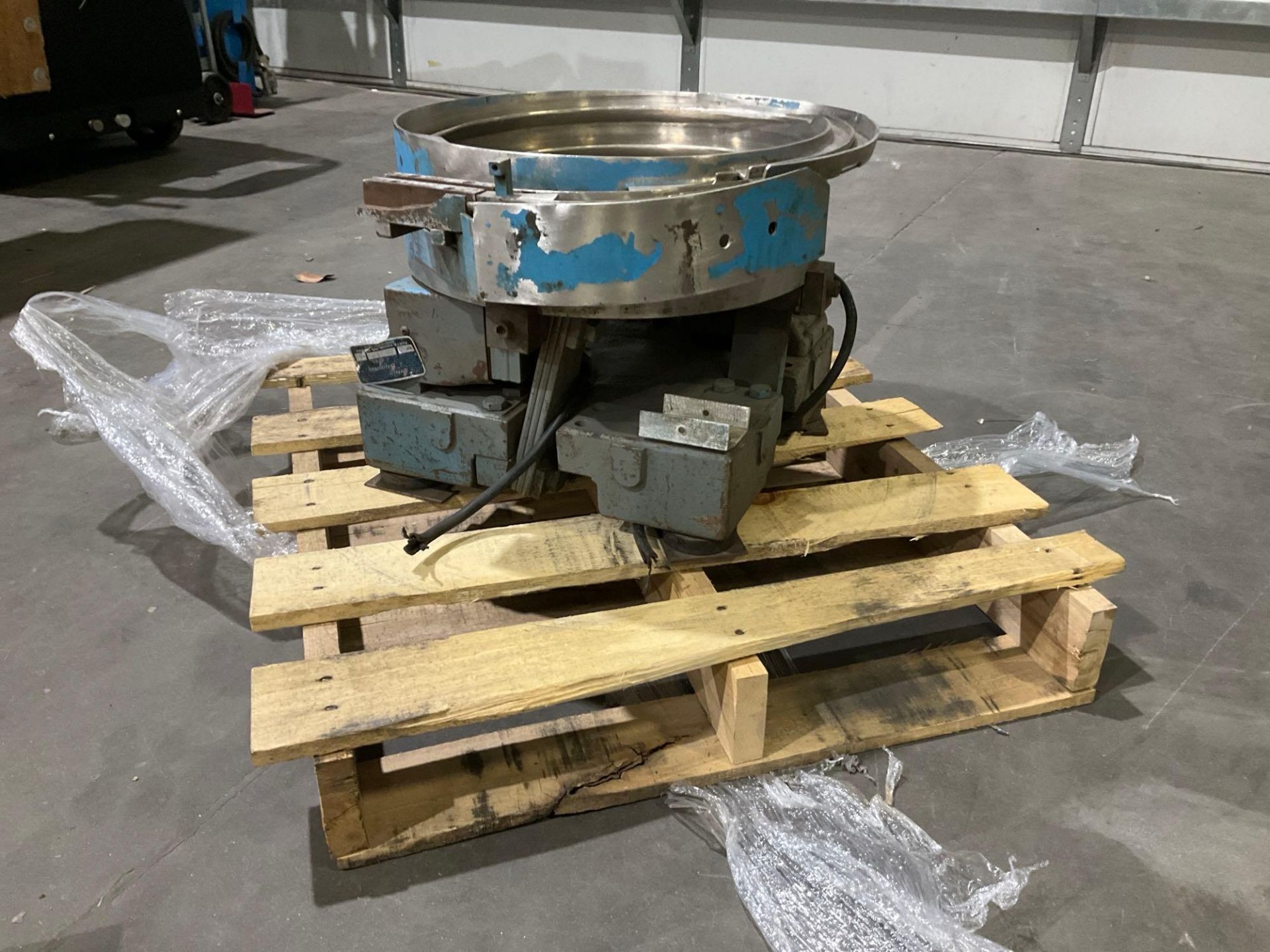 SERVICE ENGINEERING VIBRATORY PARTS HANDLING SYSTEM, CONDITION UNKNOWN - Image 6 of 9